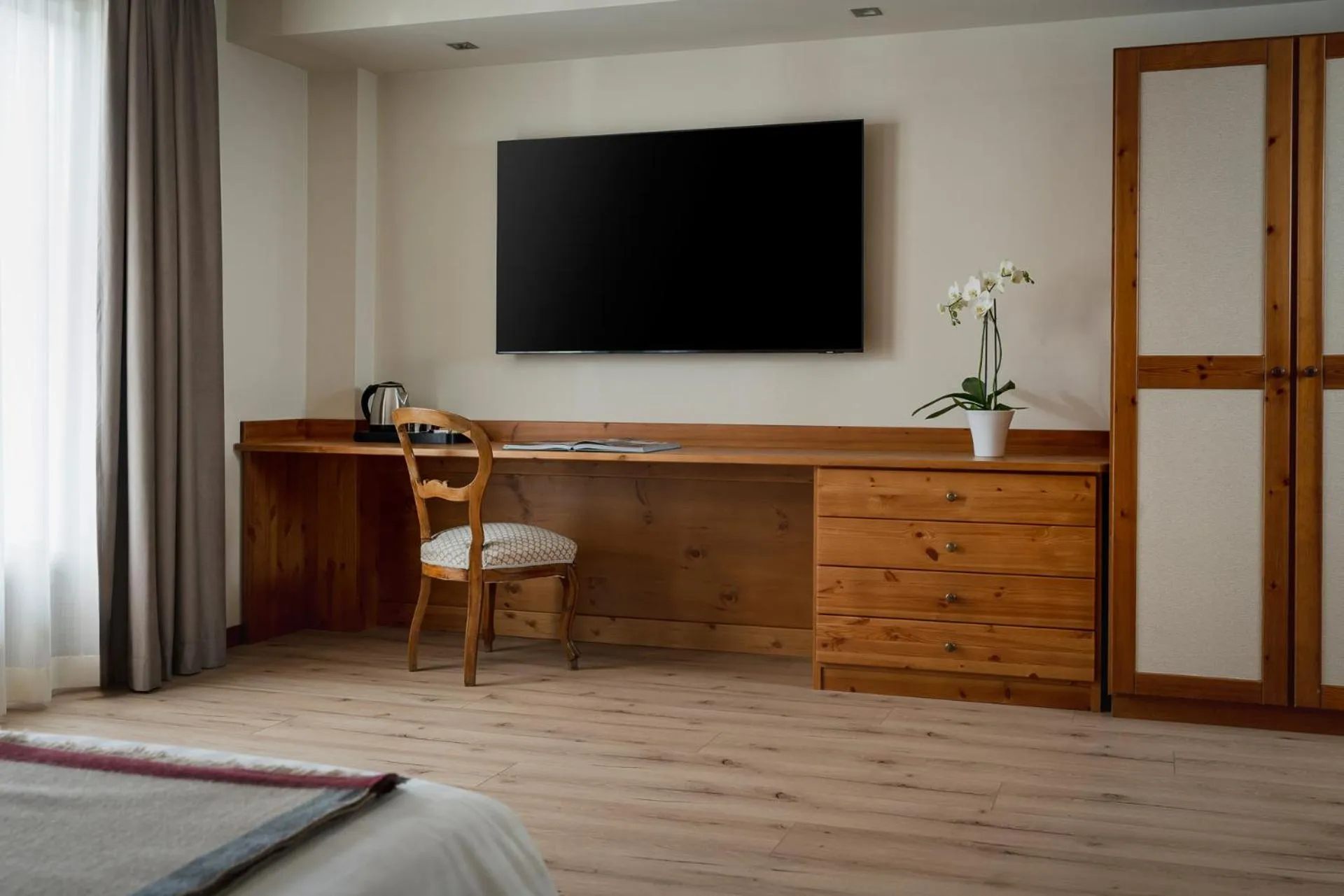 TV and multimedia, Bed in Hotel Cristallo