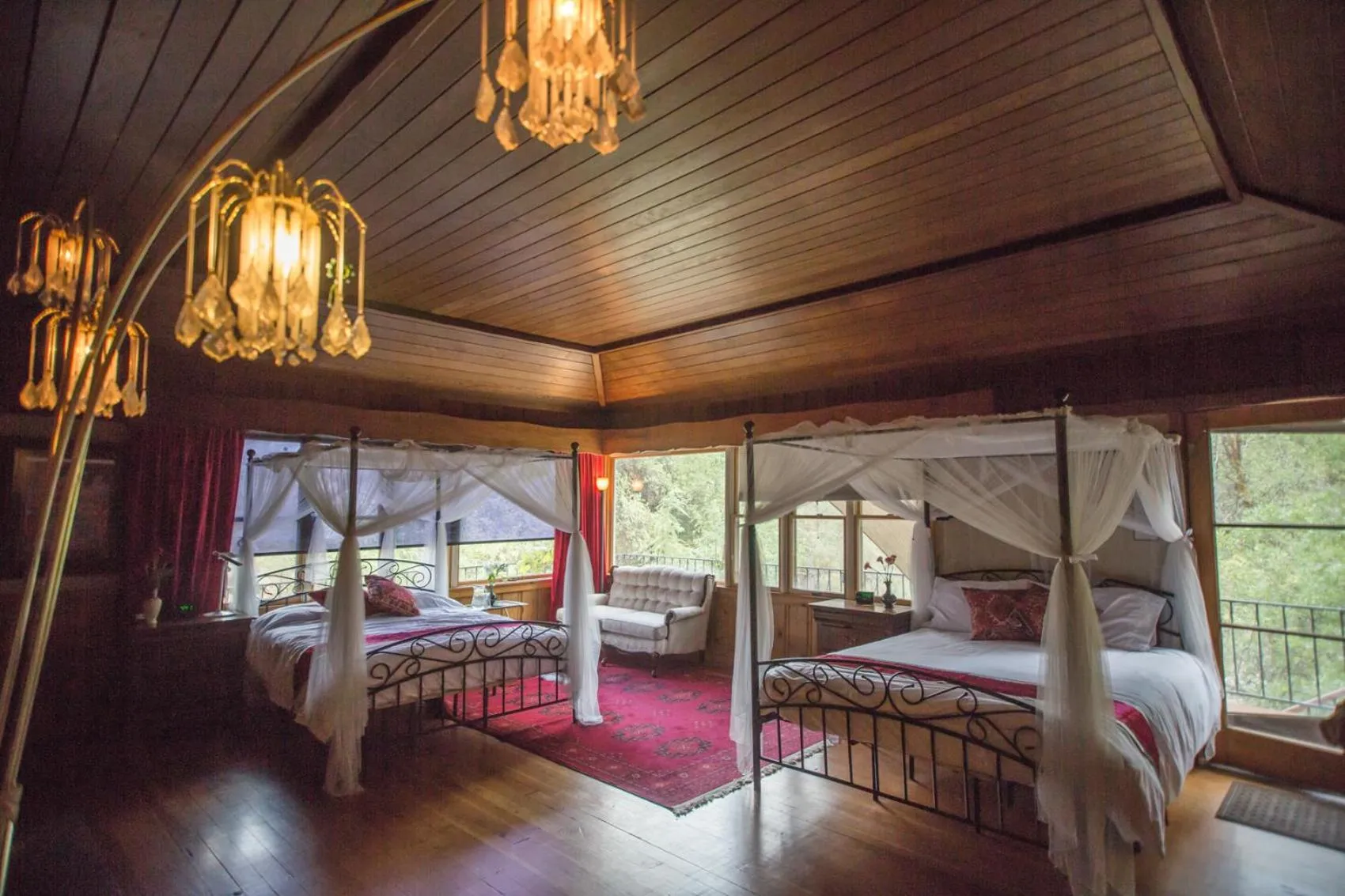 Deluxe Queen Suite in Quiet Mind Lodge, Spa & Retreat Sequoias
