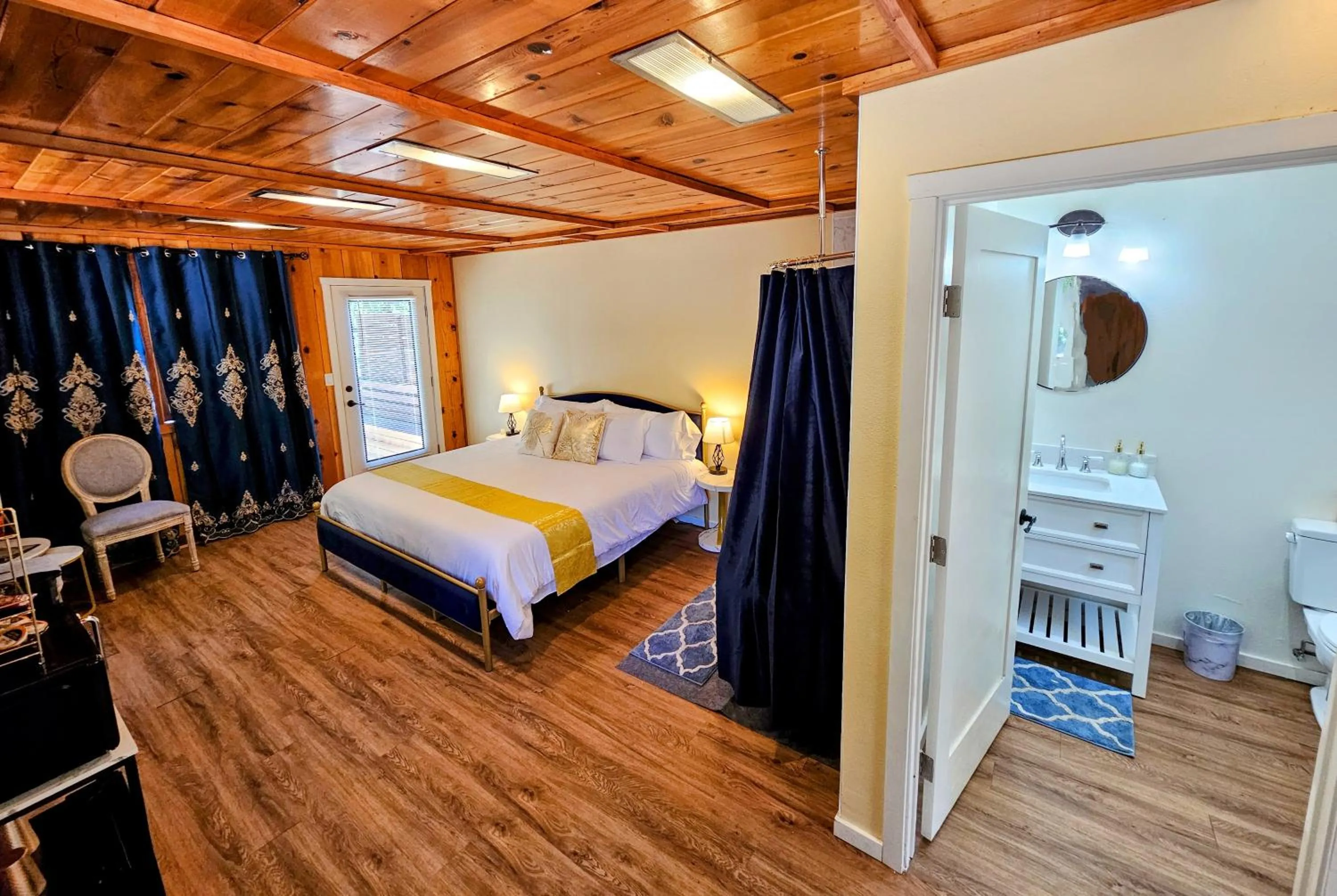 Studio with Balcony in Quiet Mind Lodge, Spa & Retreat Sequoias