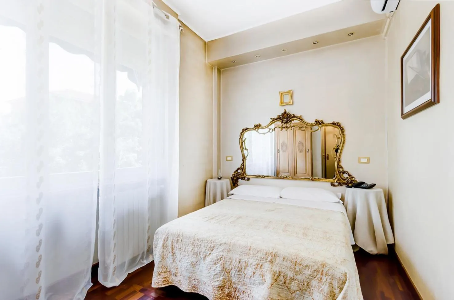 Single Room in Hotel Original