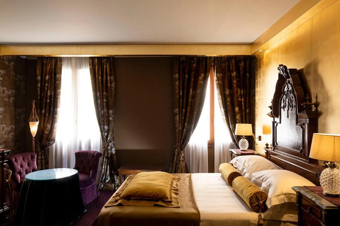 Junior Suite with Lateral Canal View in Hotel Metropole Venezia