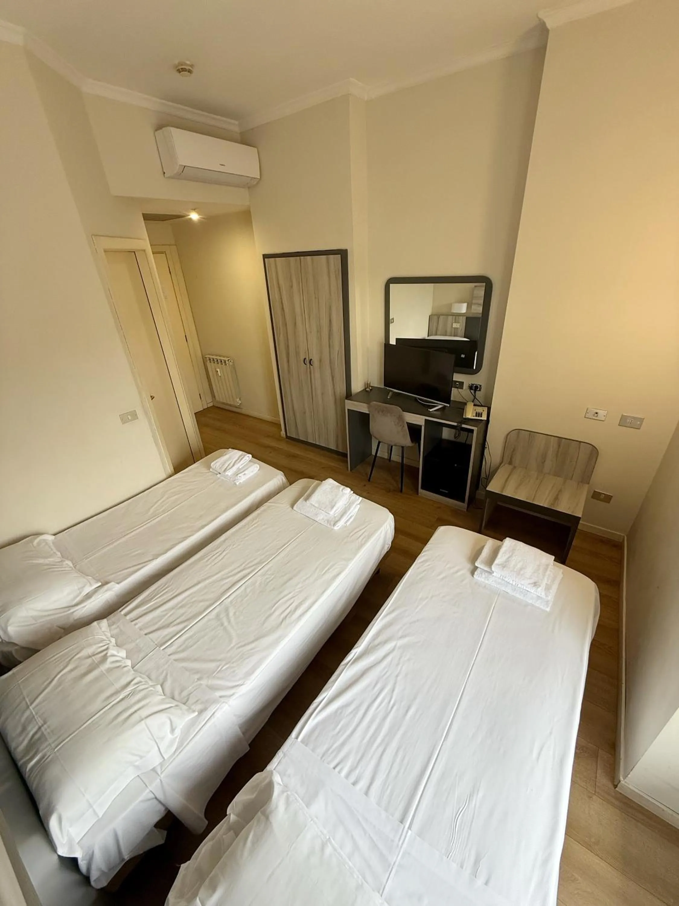 Basic Triple Room in Hotel Laura