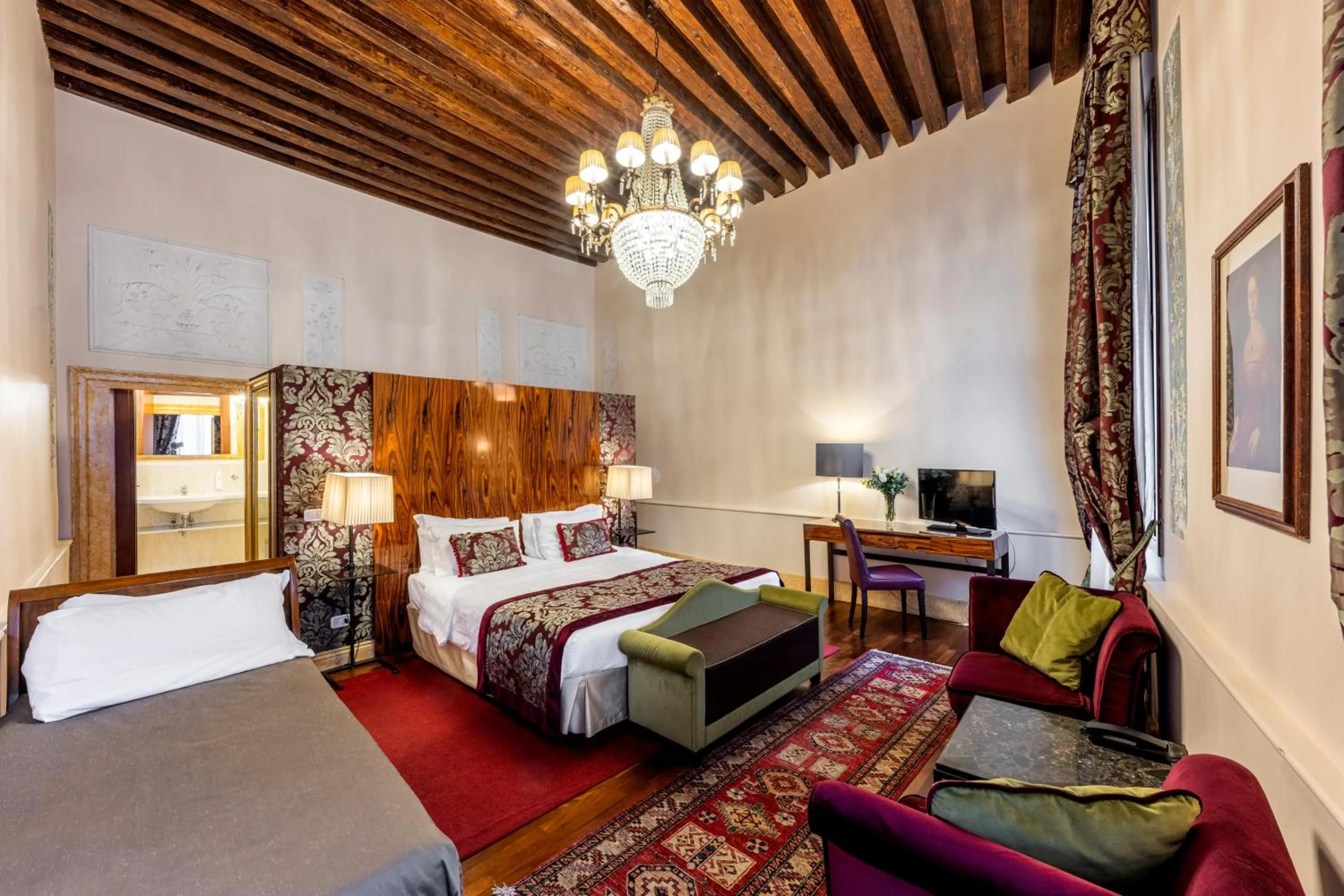 Family Junior Suite with Canal View in Hotel Casa Verardo Residenza d'Epoca