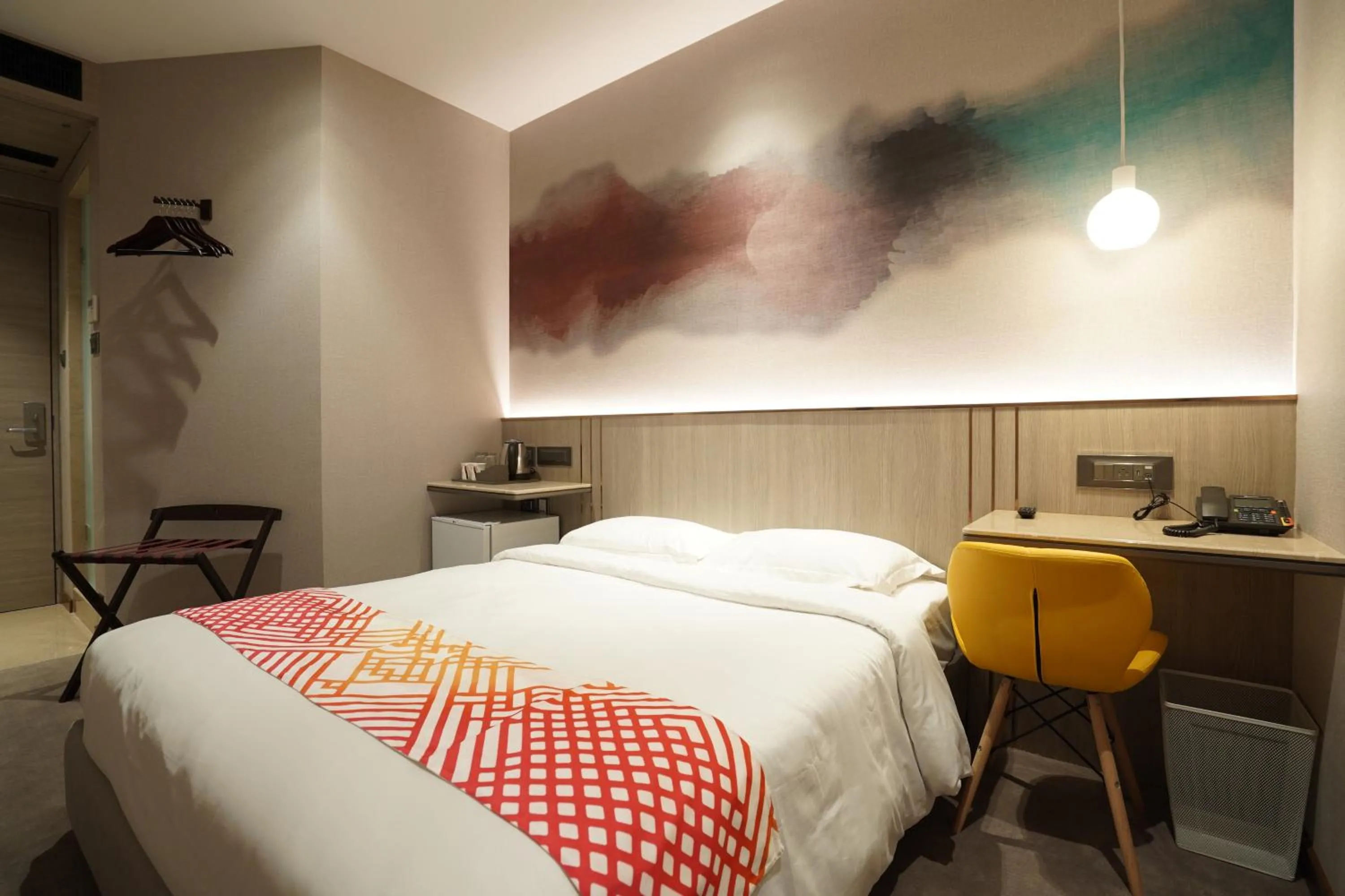 Luxe Double Room - single occupancy in Ginger Mumbai, Goregaon