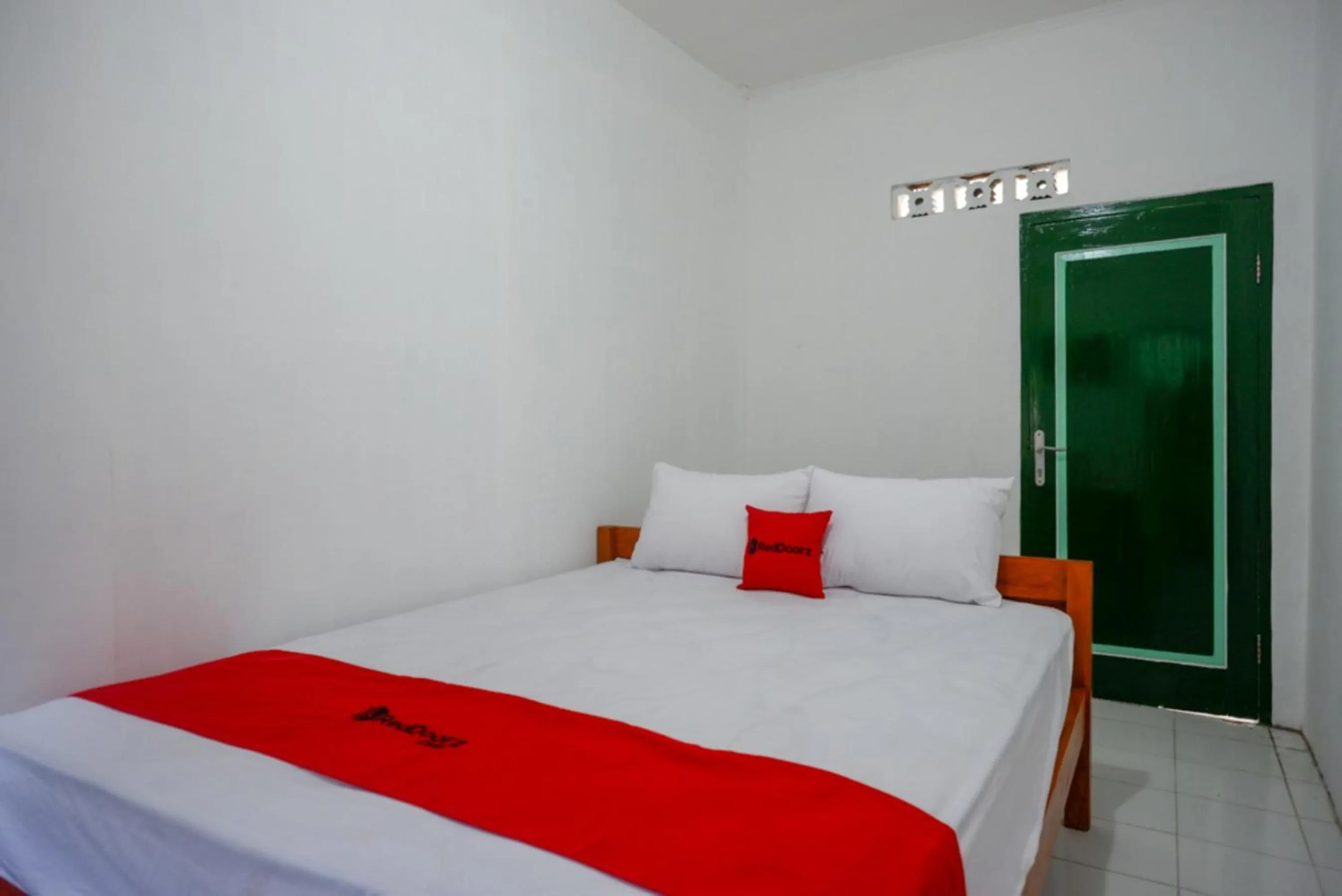 Standard Double Room in RedDoorz Syariah @ Ndalem Kembang Sore Yogyakarta