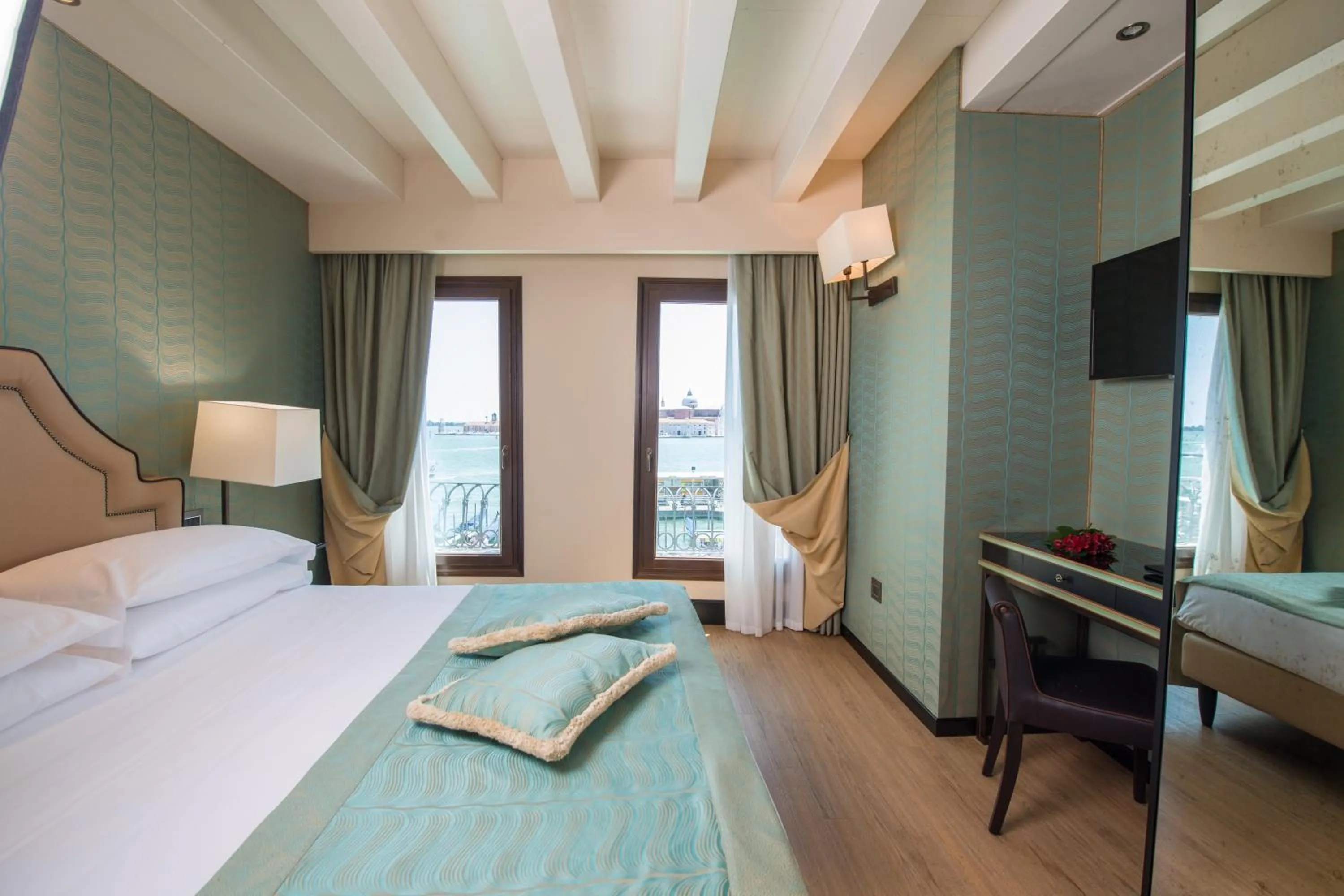 Charming Double Room with Lagoon View in Hotel Paganelli
