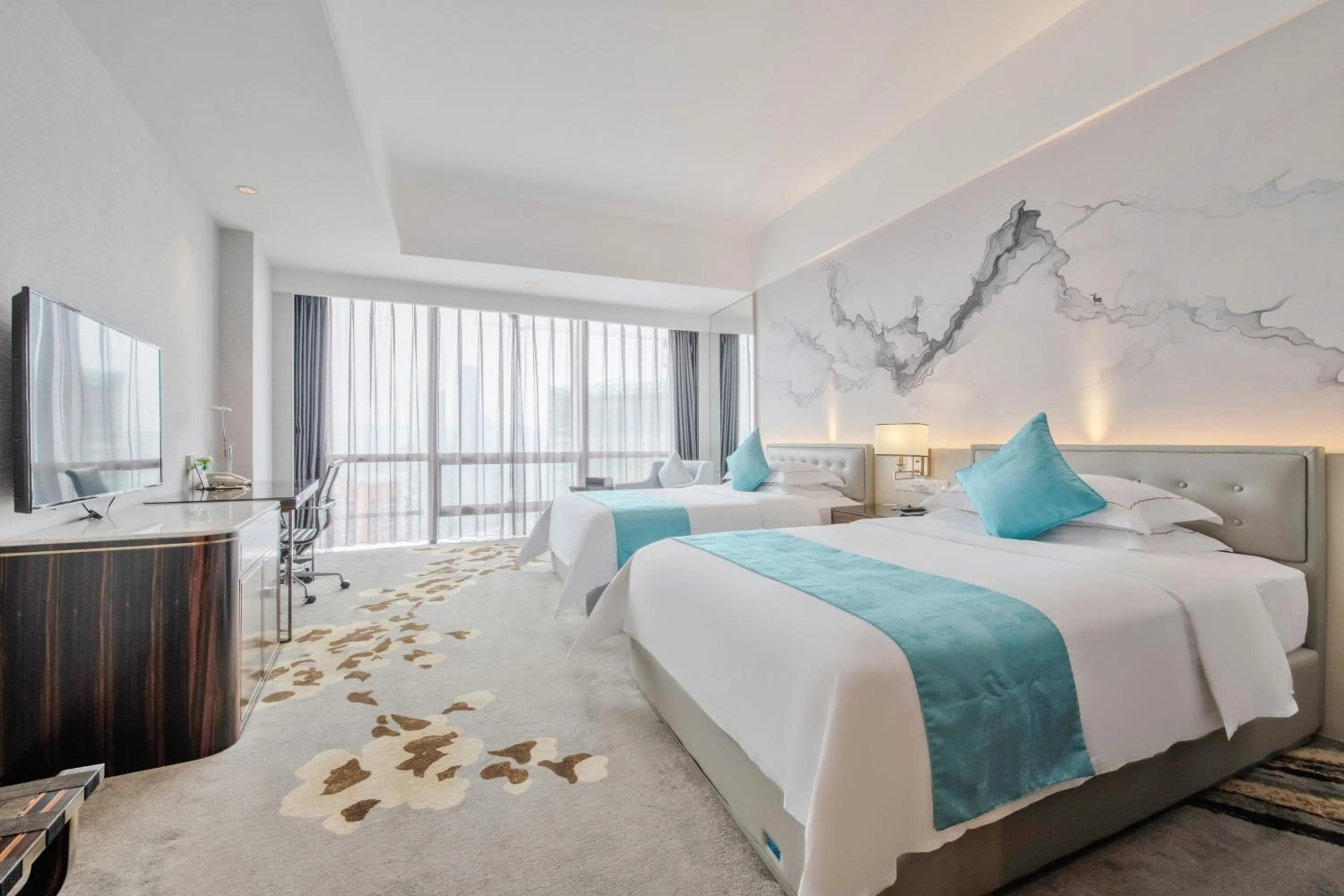 Deluxe Twin Room in Huaqiang Plaza Hotel Shenzhen, Enjoy Complimentary Mini Bar & Night Snack, Add breakfast - enjoy complimentary afternoon tea