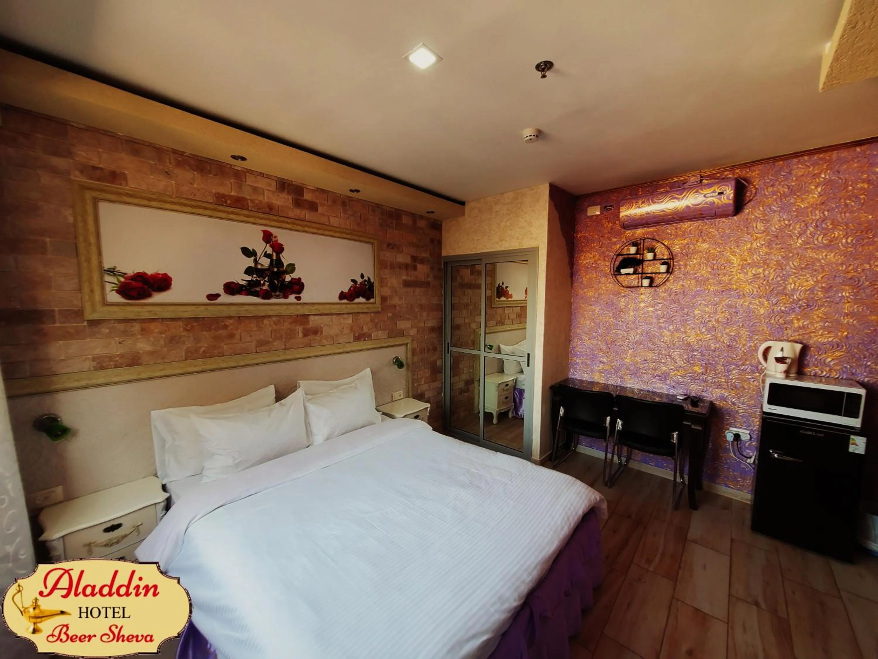 Suite with Hot Tub in Aladdin Hotel Beer Sheva