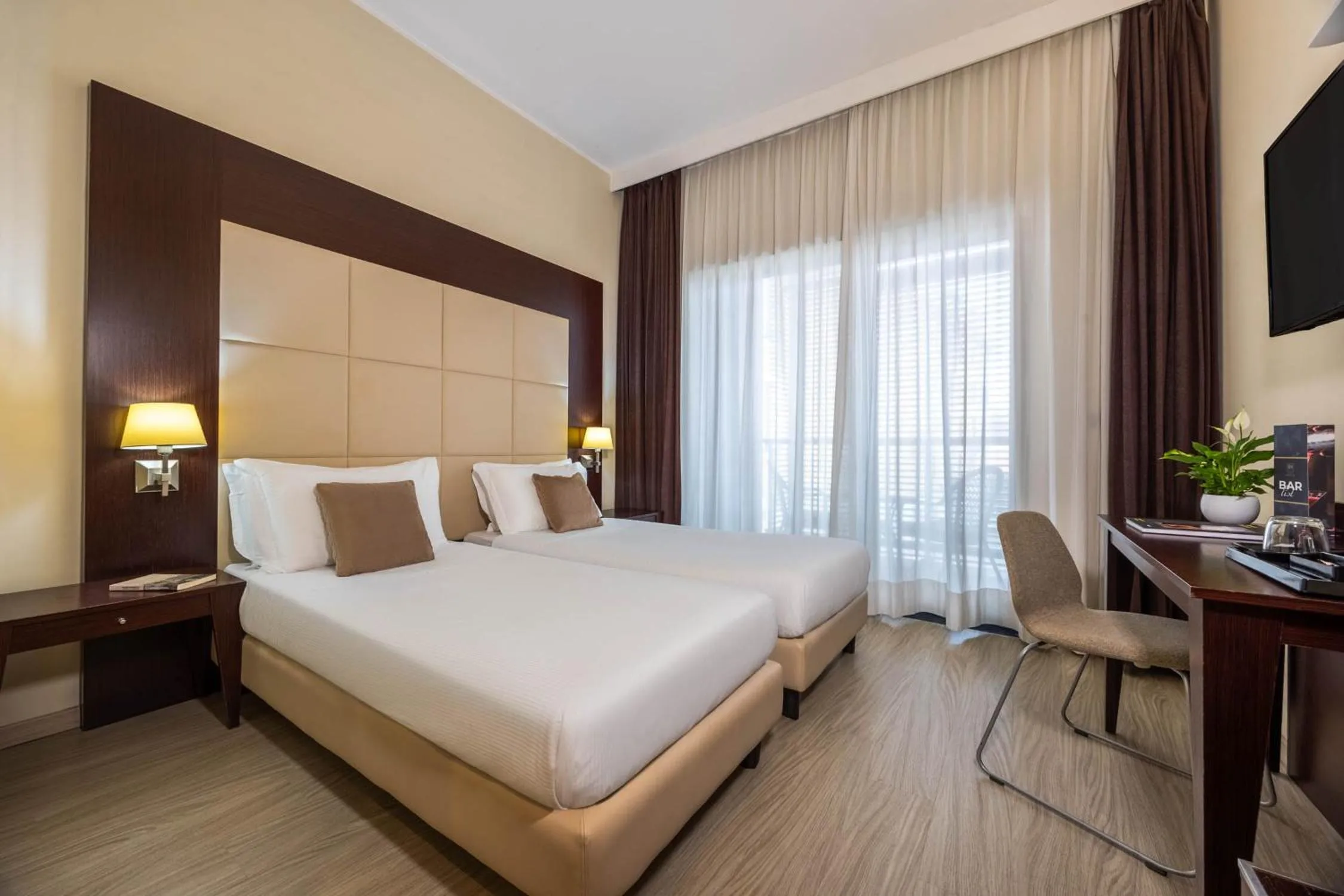 Superior Twin Room in iH Hotels Milano Watt 13