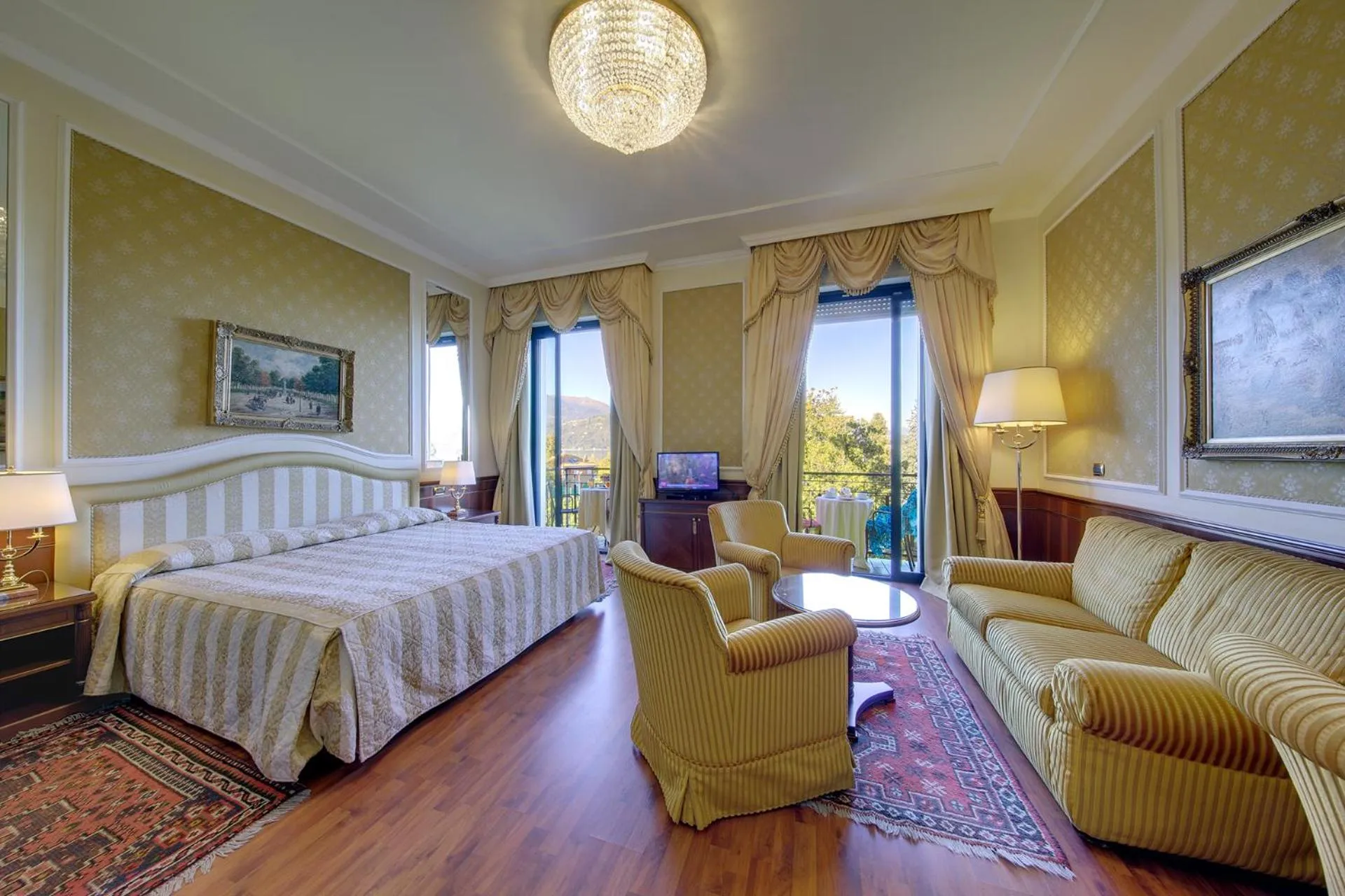 Junior Suite with Lake View in Hotel Simplon