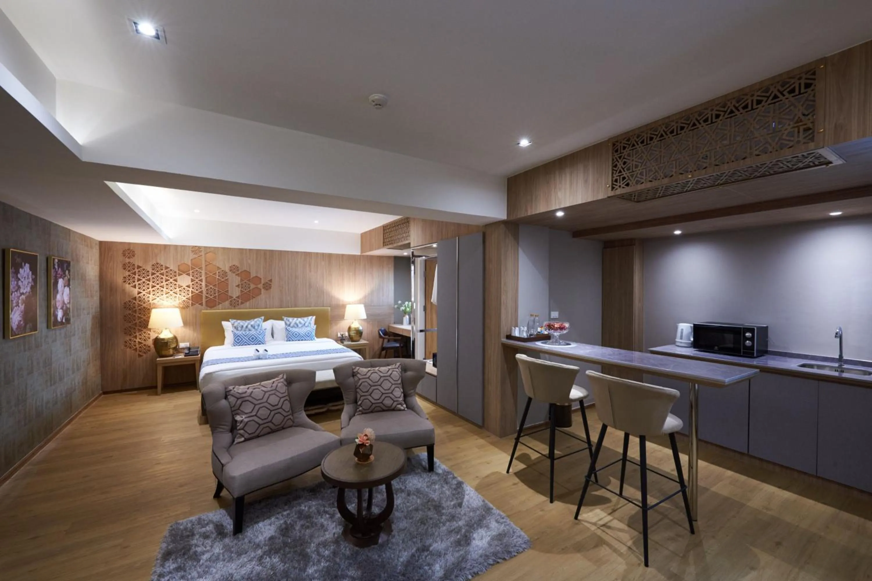 Deluxe King Room in Almas Hotel Bangkok