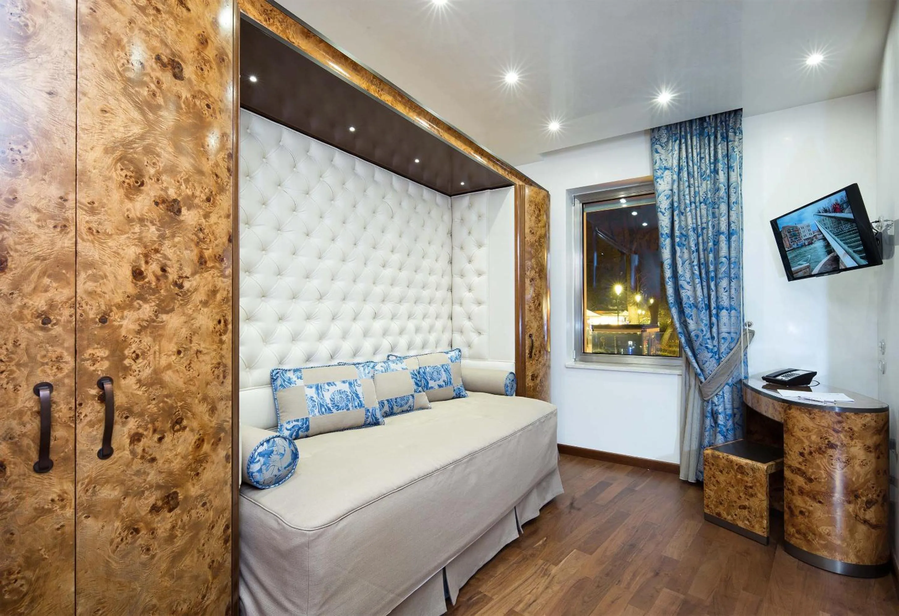 Deluxe Single Room with City View in Hotel Santa Chiara