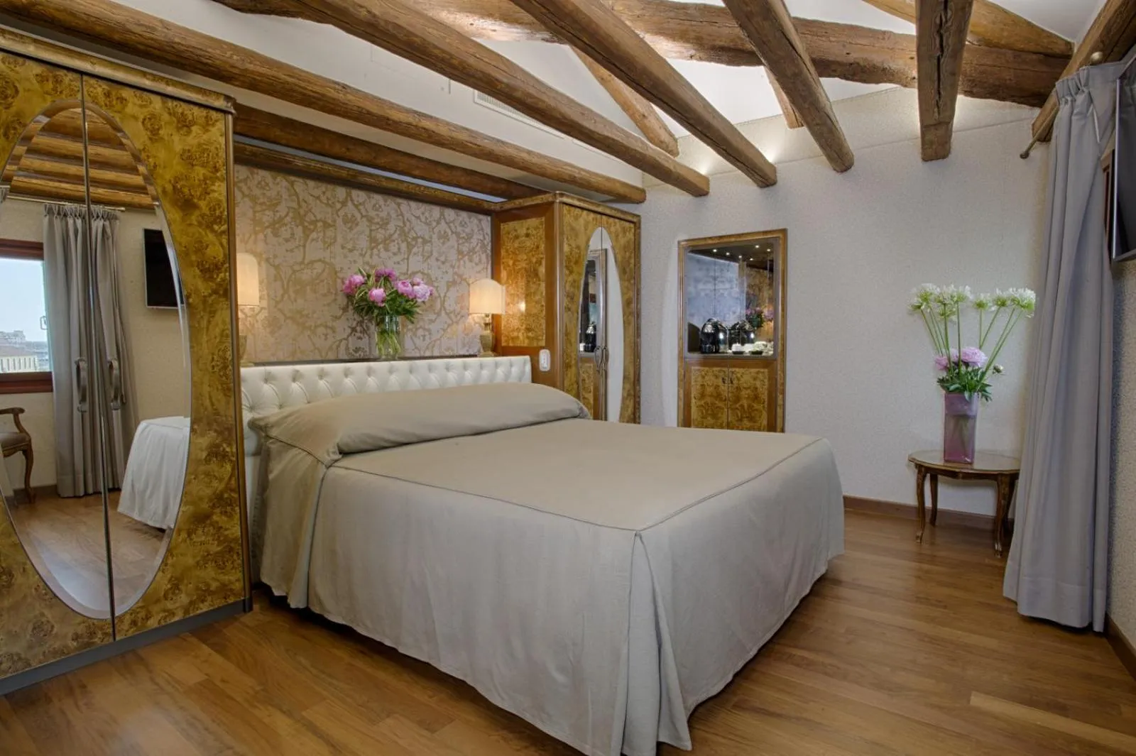 Suite with Grand Canal View in Hotel Santa Chiara