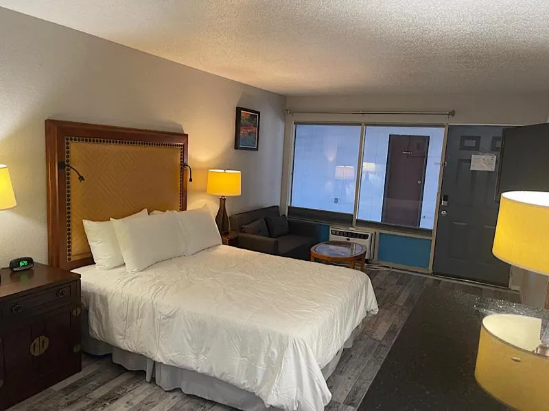 Deluxe Queen Room - single occupancy in Days Inn by Wyndham Branson Ozarks