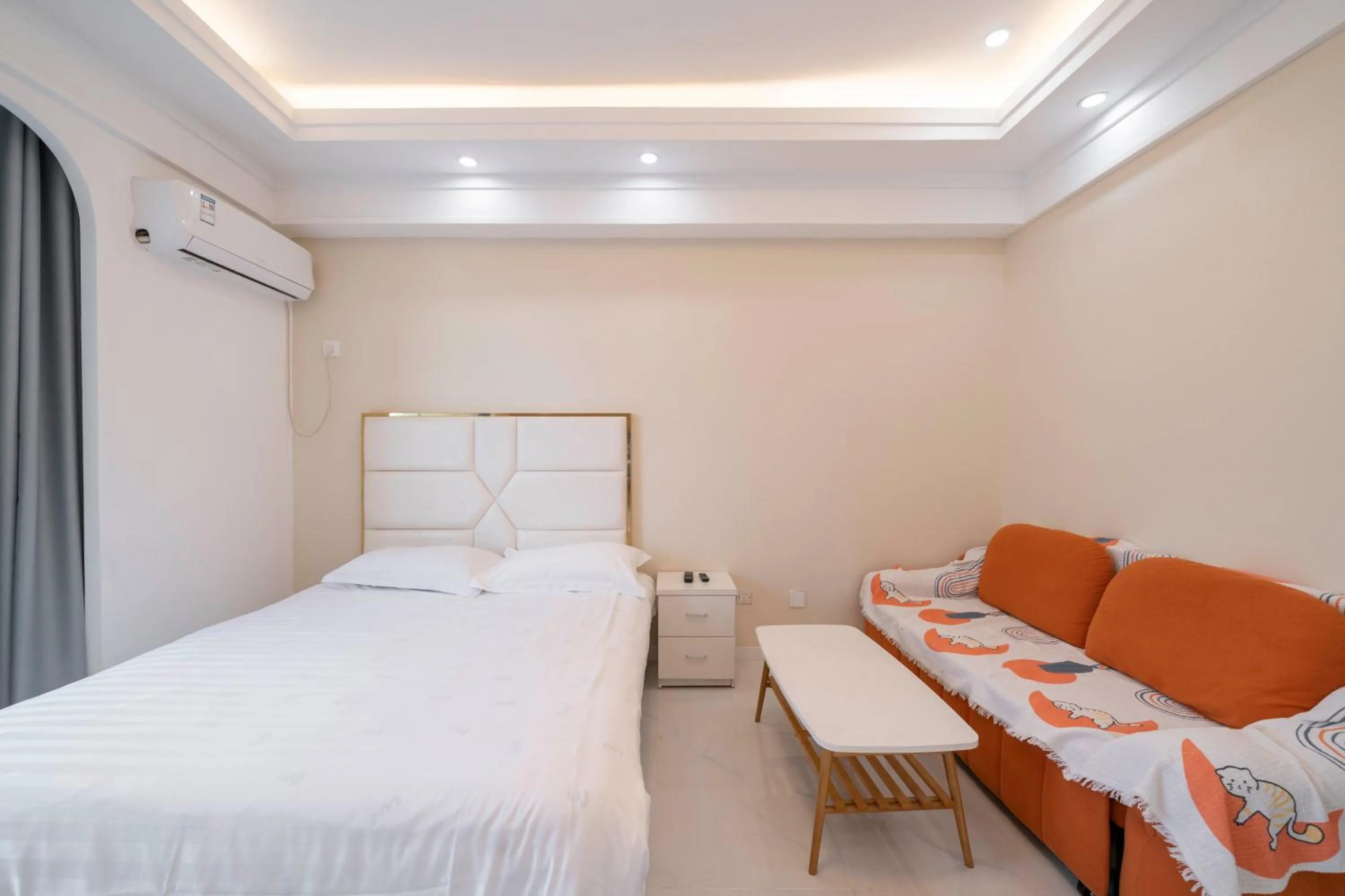 Double Room with Balcony in Shanghai Jiarong Hotel Apartment