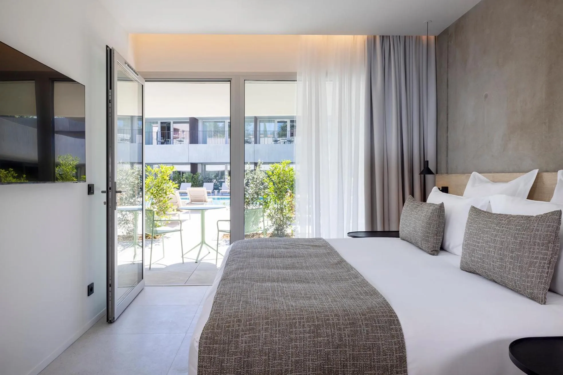 Apartment - Pool Side in Hôtel Spa Restaurant Villa Castellane