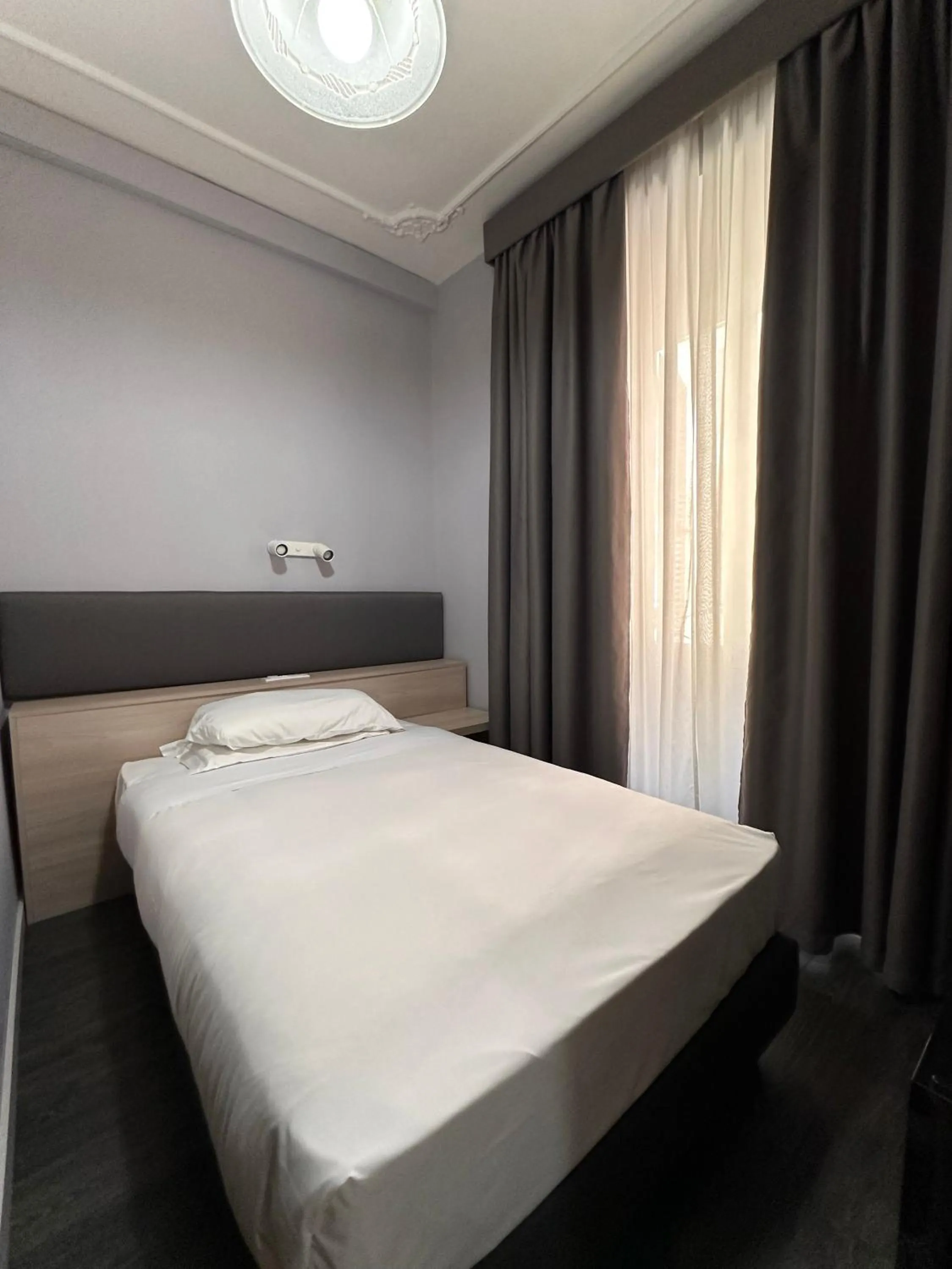 Single Room with French Bed in Hotel Philia