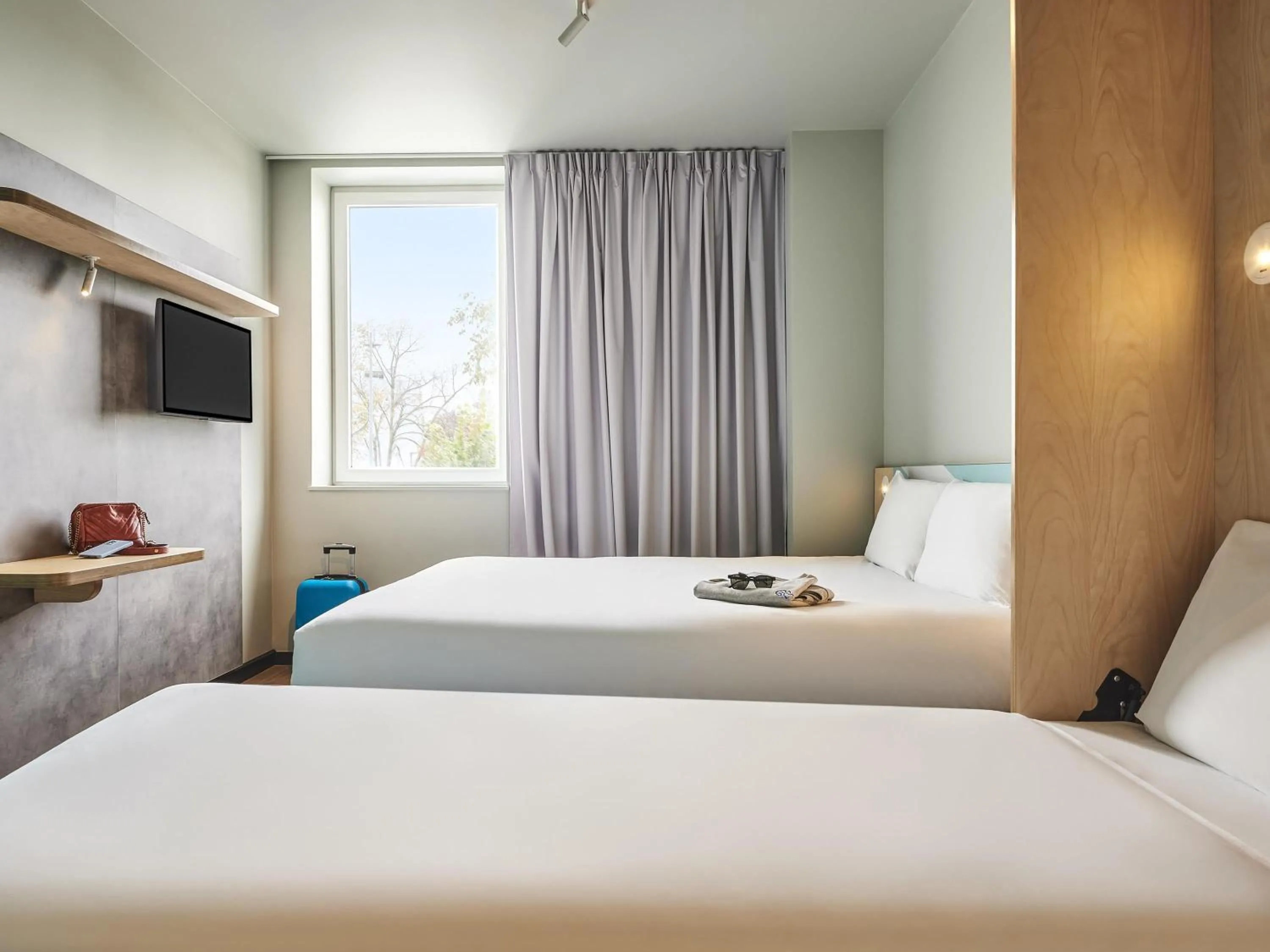 Triple Room with One Double and One Single Bed in ibis budget Nancy Laxou