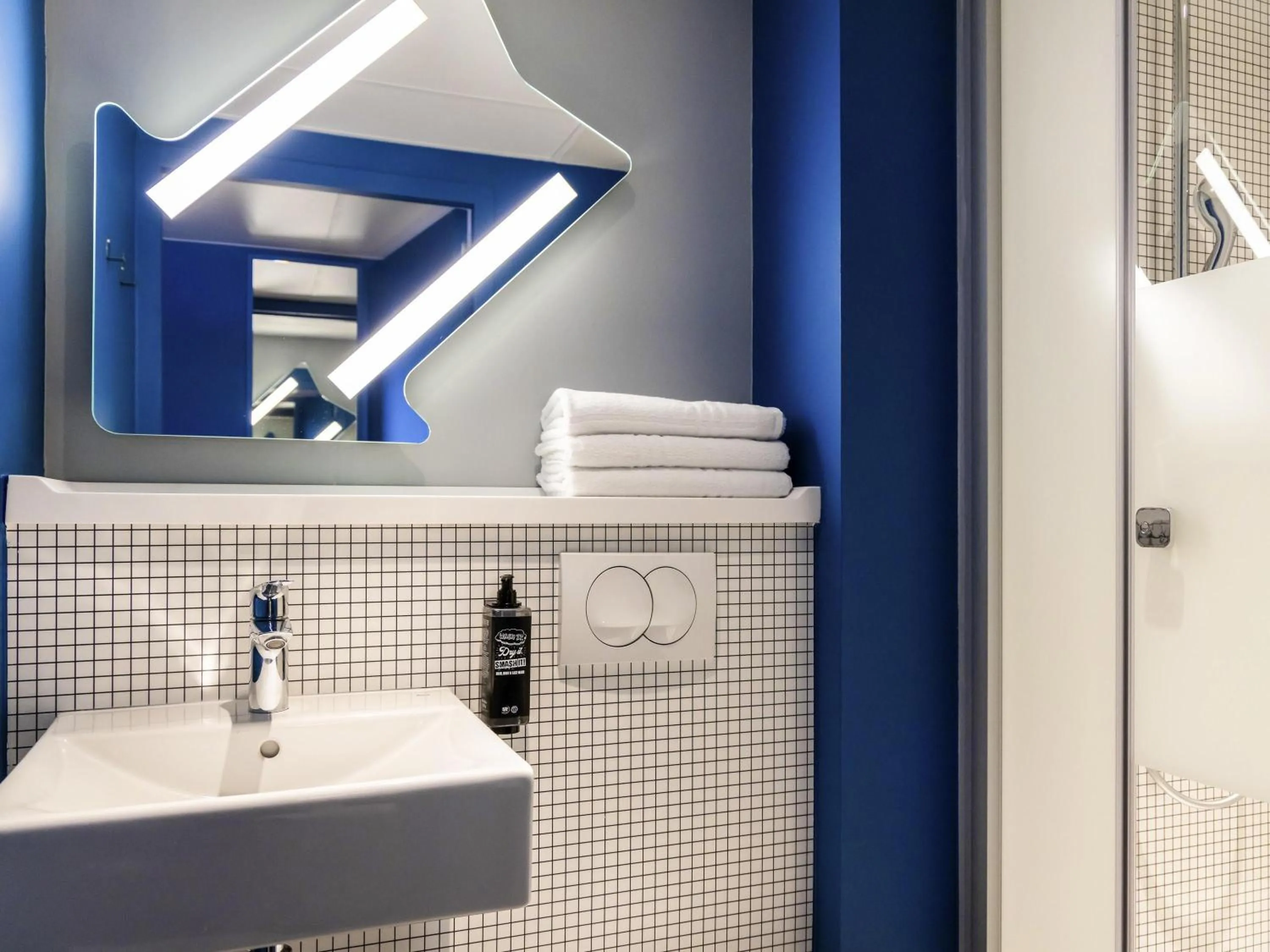 Twin Room in ibis Budget La Rochelle Centre gare