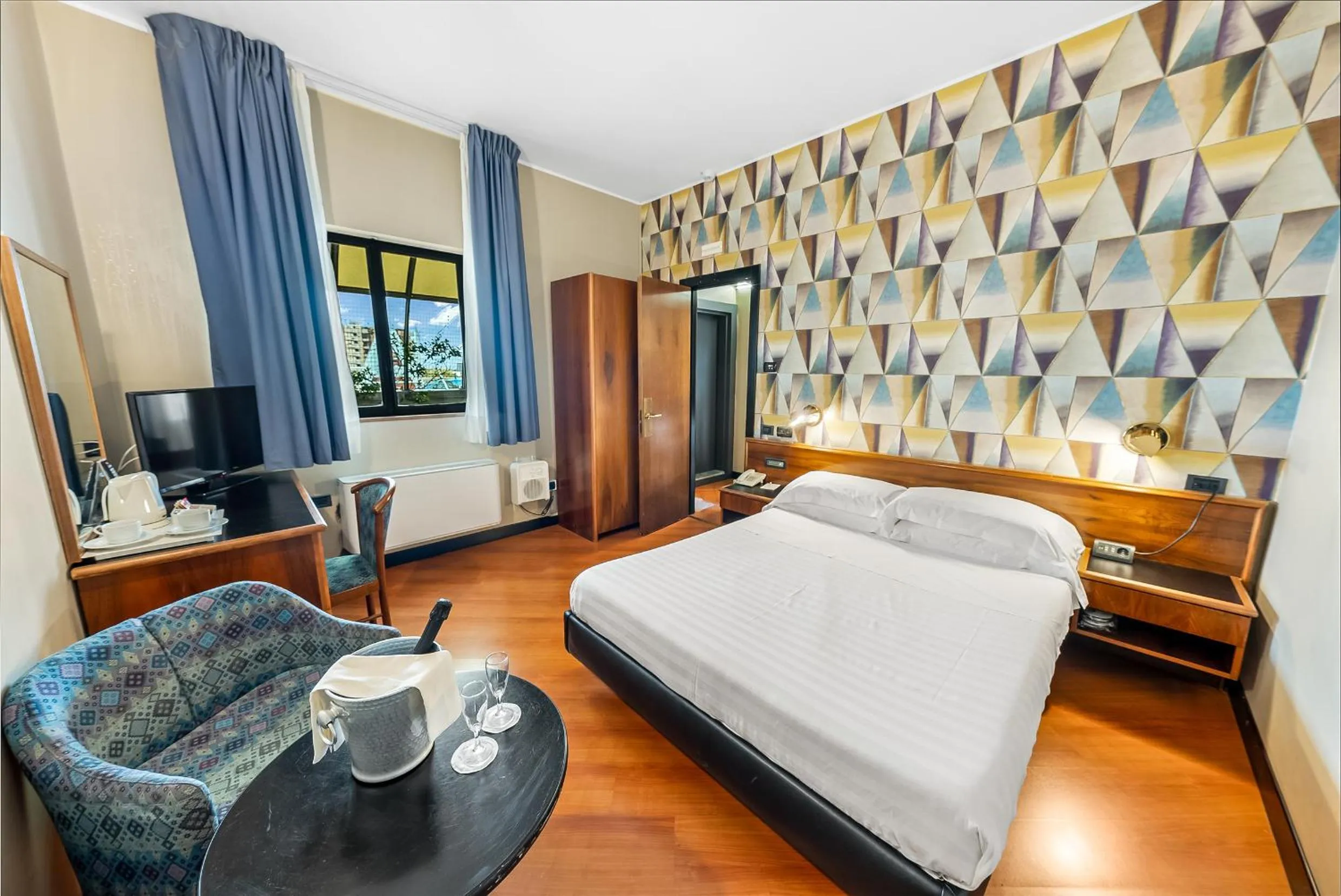 Two Connecting Rooms with Shared Bathroom in Abacus Hotel