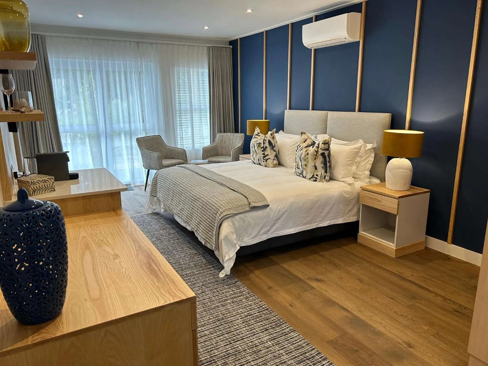 King Suite with Balcony in Mirabelle Guesthouse