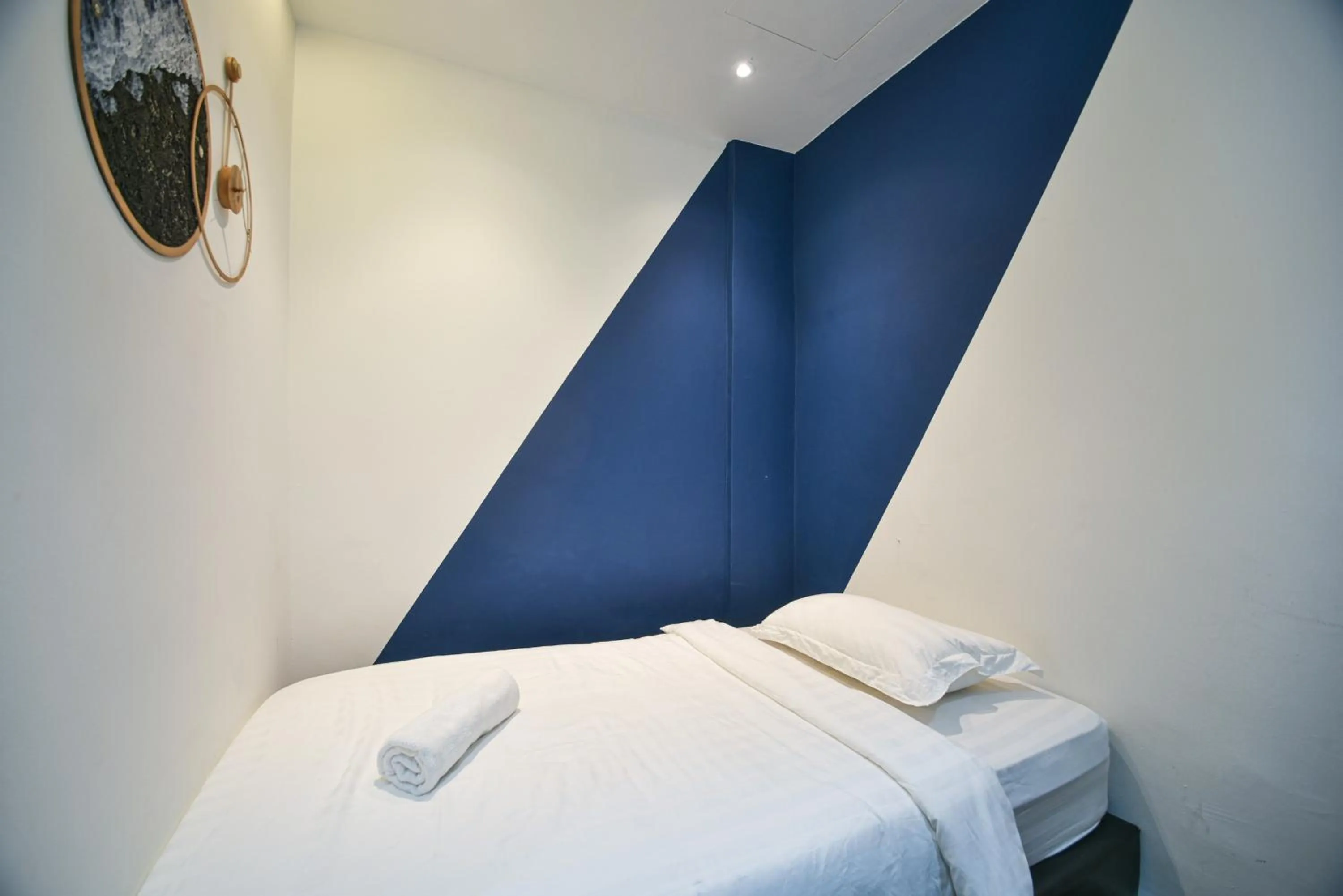 Single Room with Private Bathroom - single occupancy in Meta Hotel