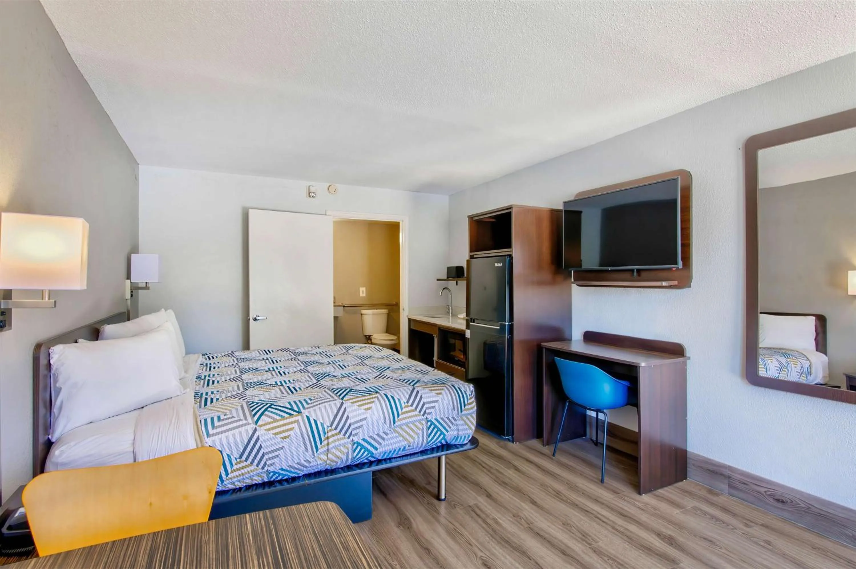 King Room - Disability Access - Non-Smoking in Studio 6 Birmingham, AL - Medical Center - Inverness Hwy 280