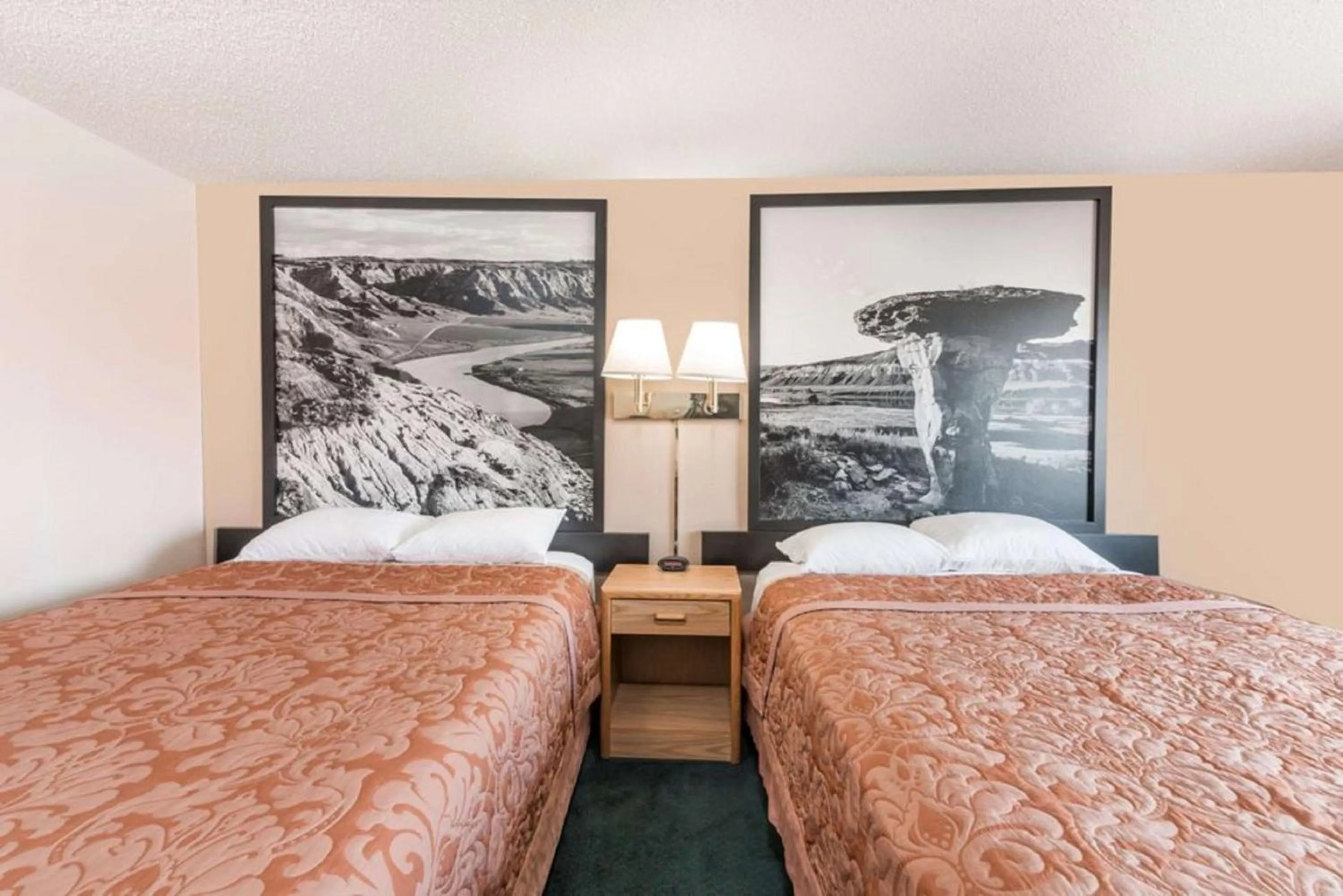 Standard Queen Room with Two Queen Beds in Glendive Lodge
