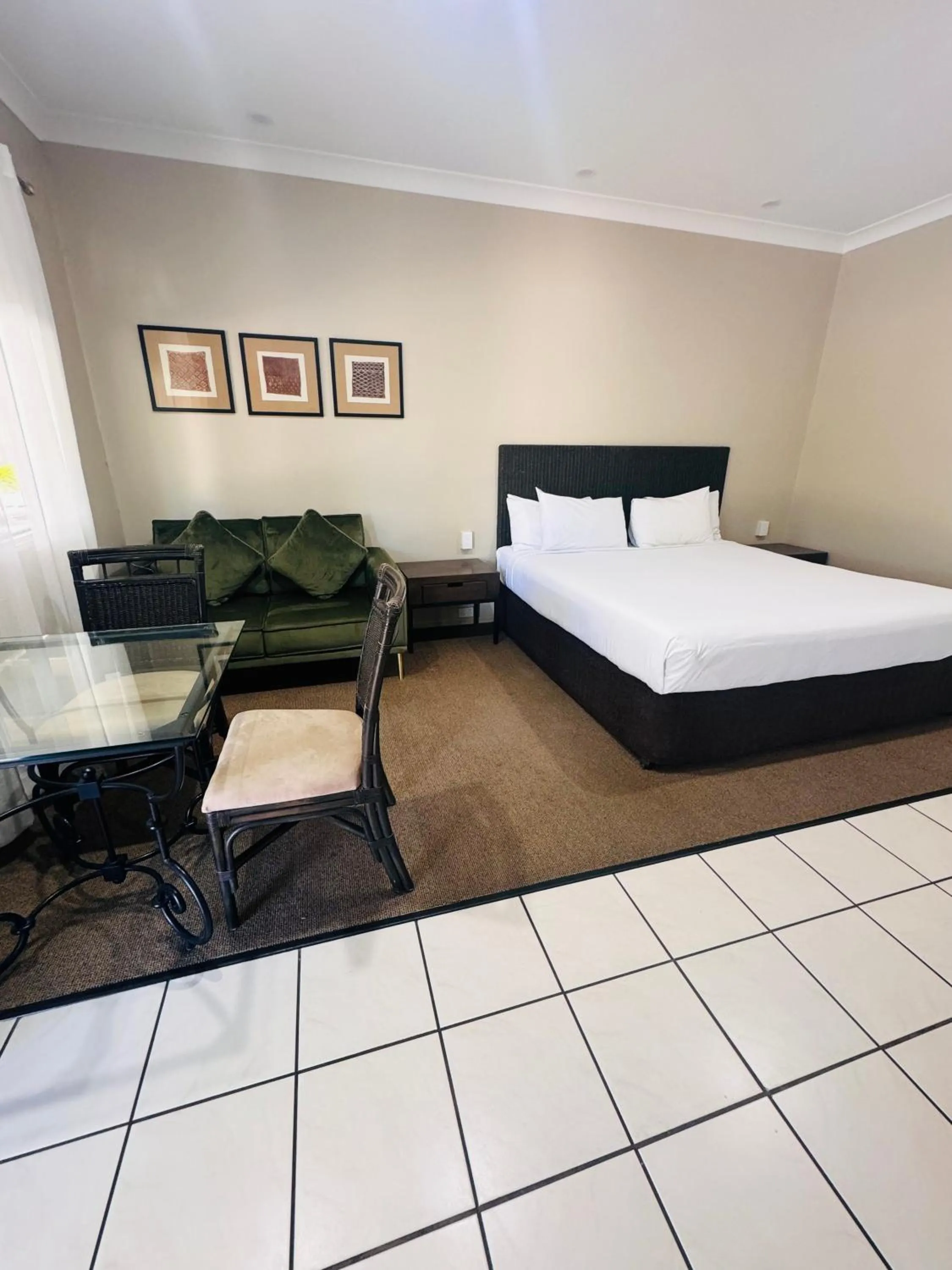 Superior King Room with Spa Bath in Best Western Bungil Creek Motel
