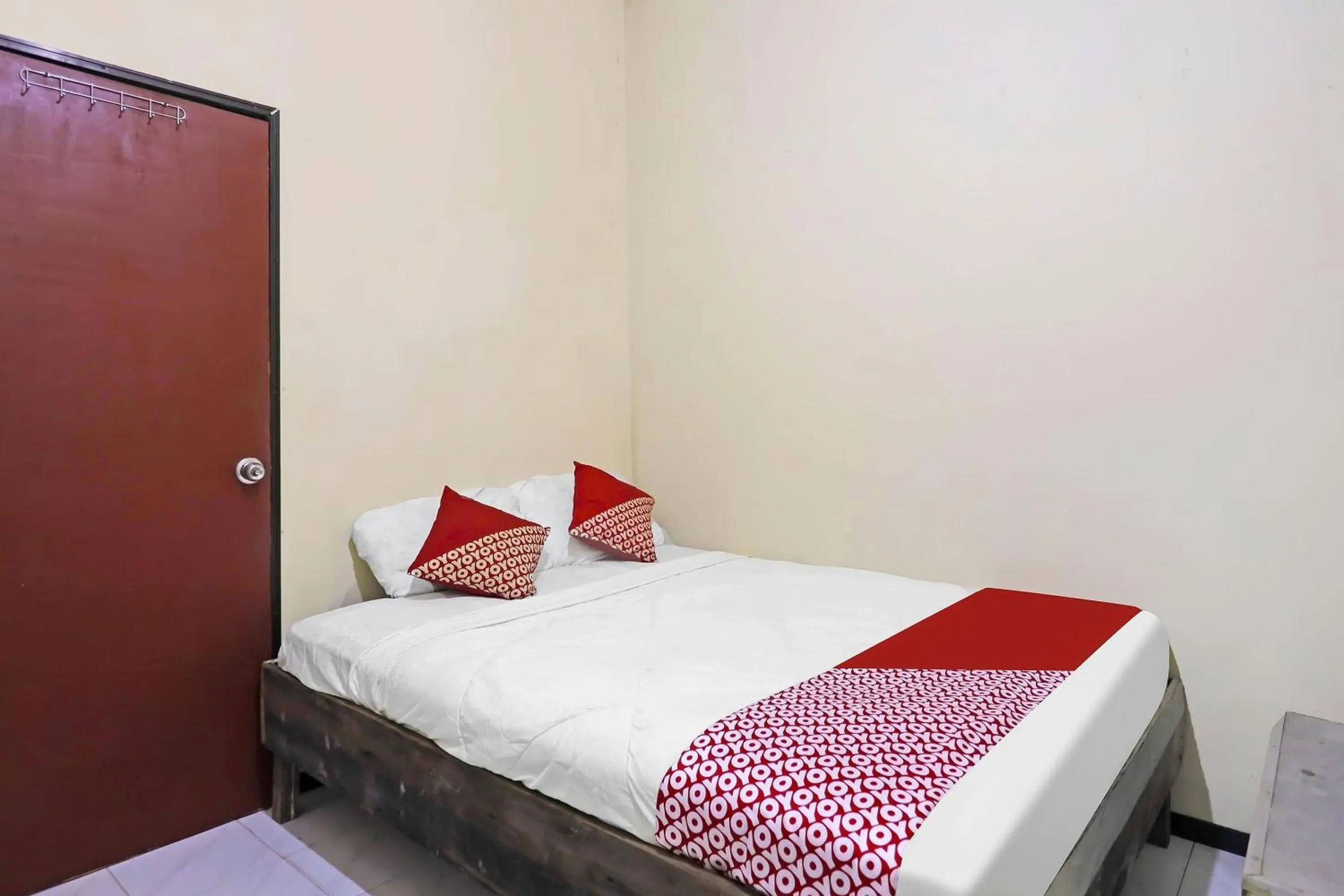 Budget Double Room in Hotel O Kartika Guest House SyariahNearPantai Stres
