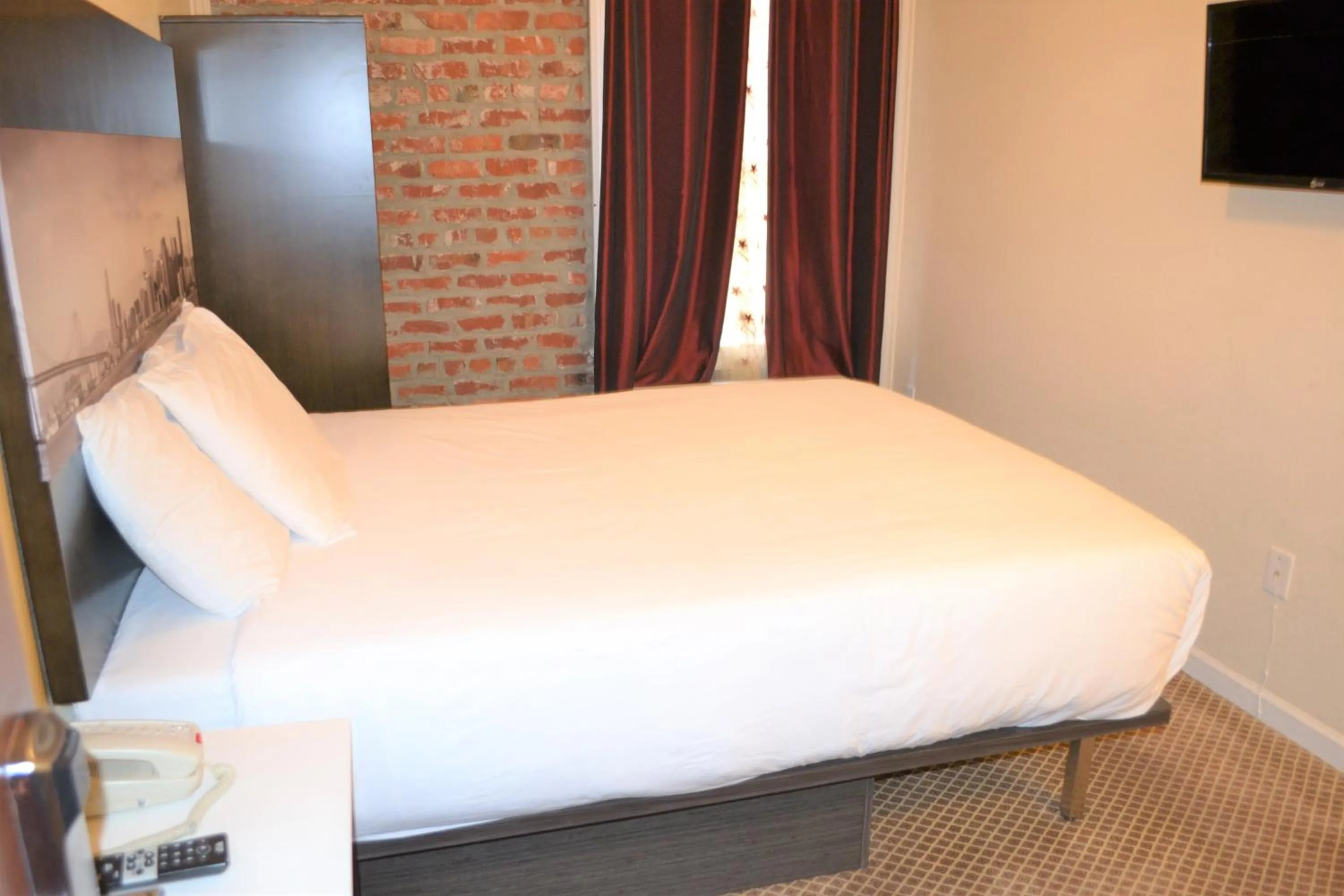 Queen Room with Shared Bathroom - single occupancy in Inn on Folsom