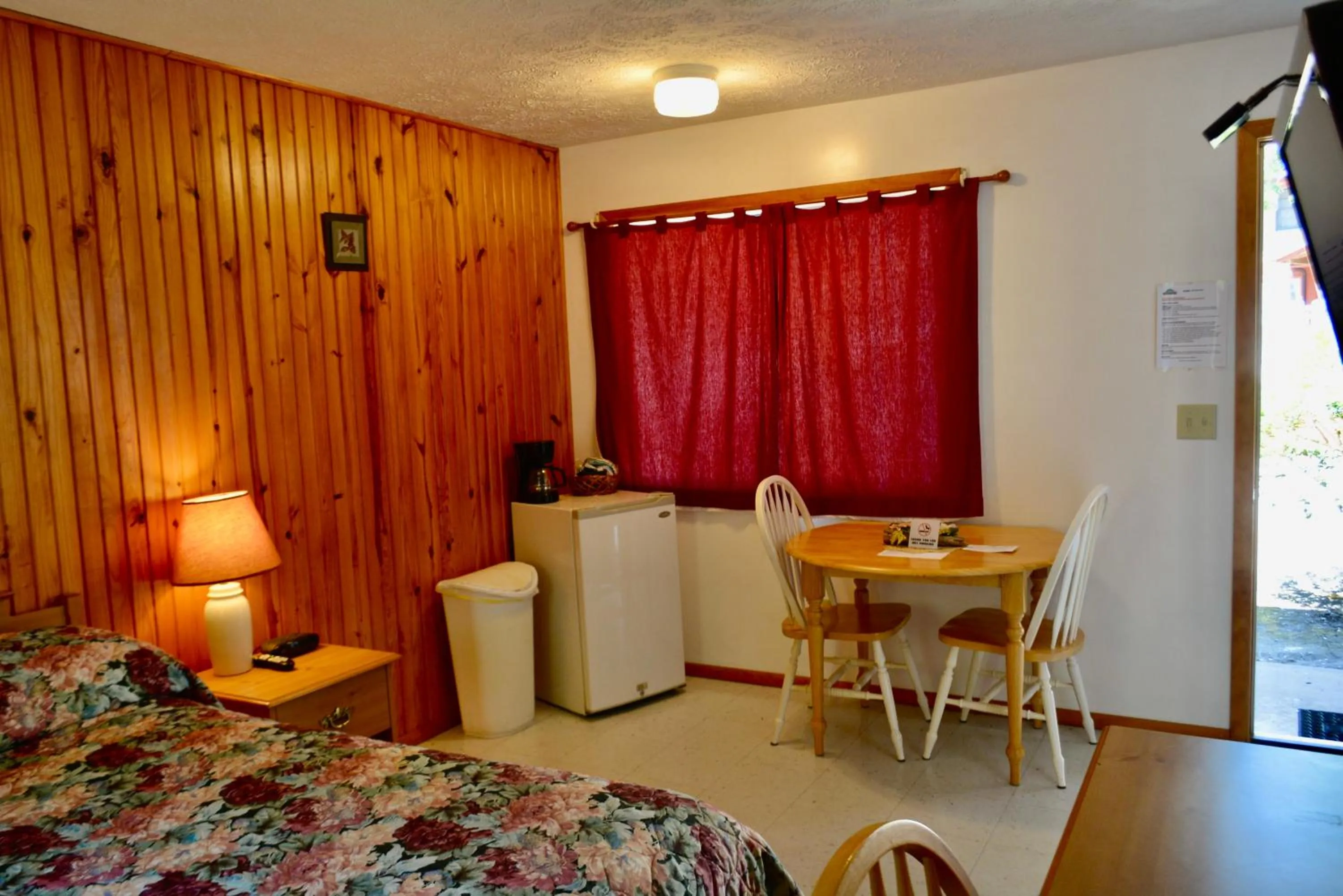 Queen Room with Pool View in Driftwood Resort Bull Shoals