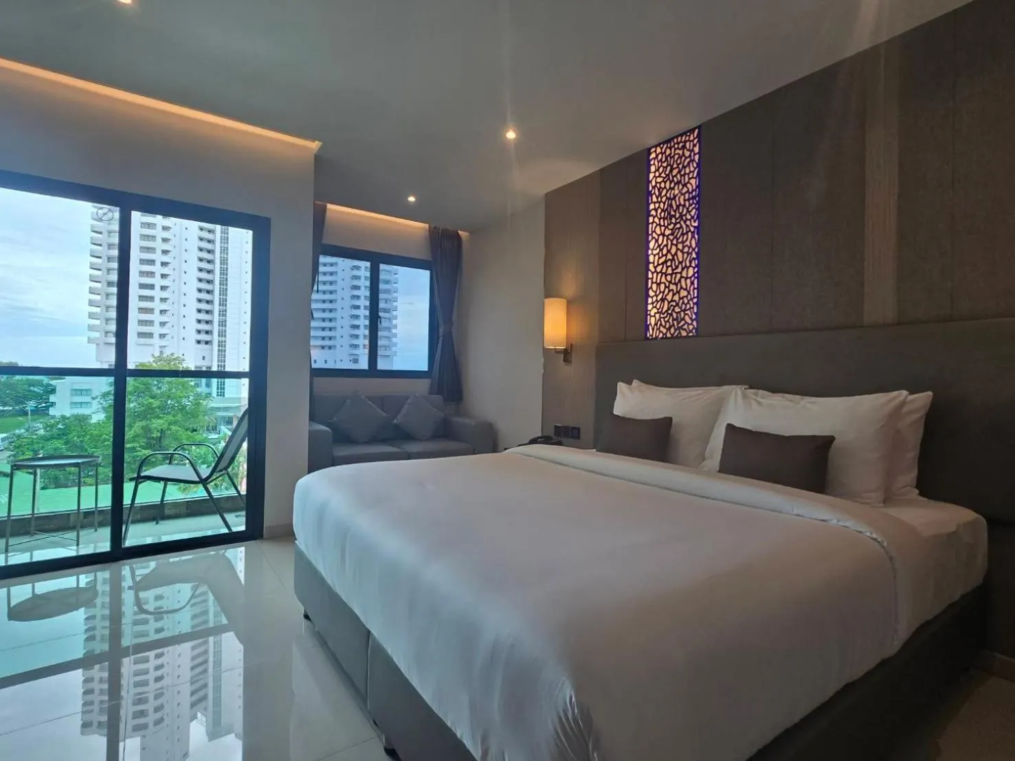 Deluxe Double Room with Balcony and Sea View in THE TJ HOTEL Pattaya