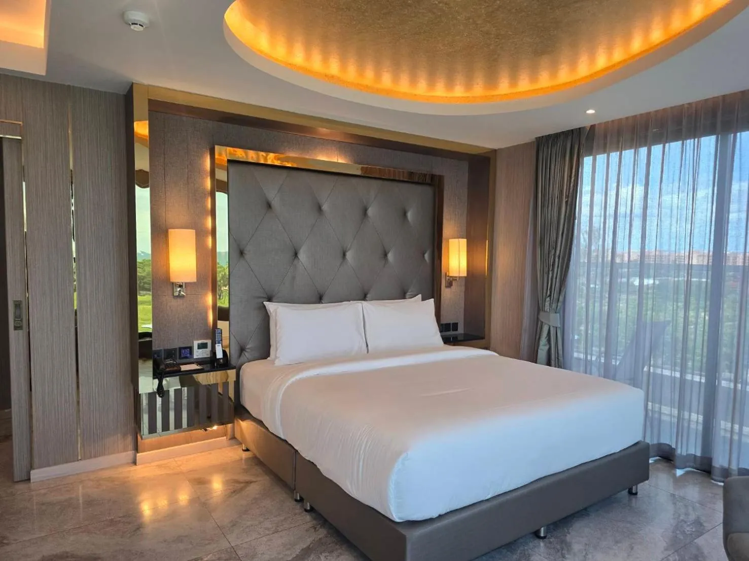 Grand Royal Suite with Jacuzzi in THE TJ HOTEL Pattaya