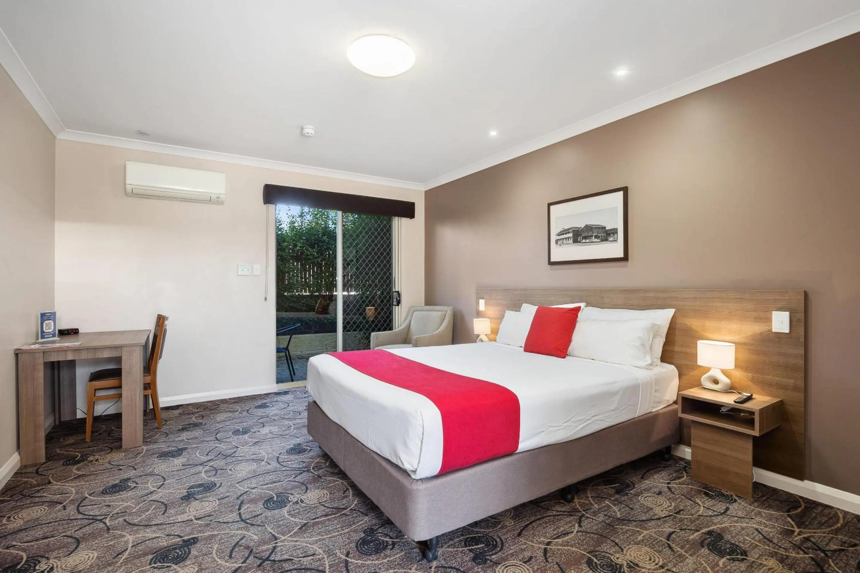 Premium Queen Room in Quality Hotel Bayswater
