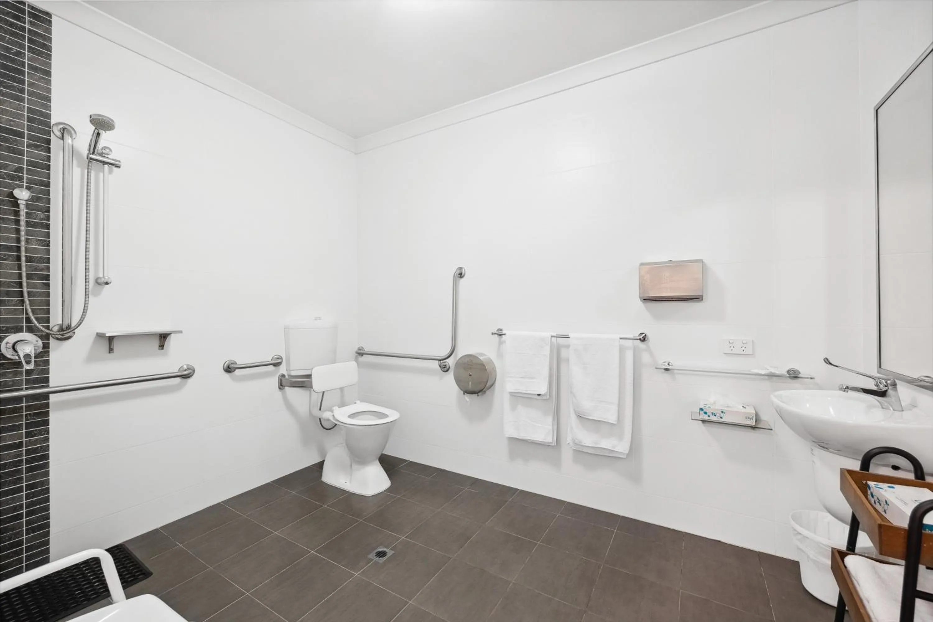 Queen Bed - Wheelchair Accessible Room in Quality Hotel Bayswater