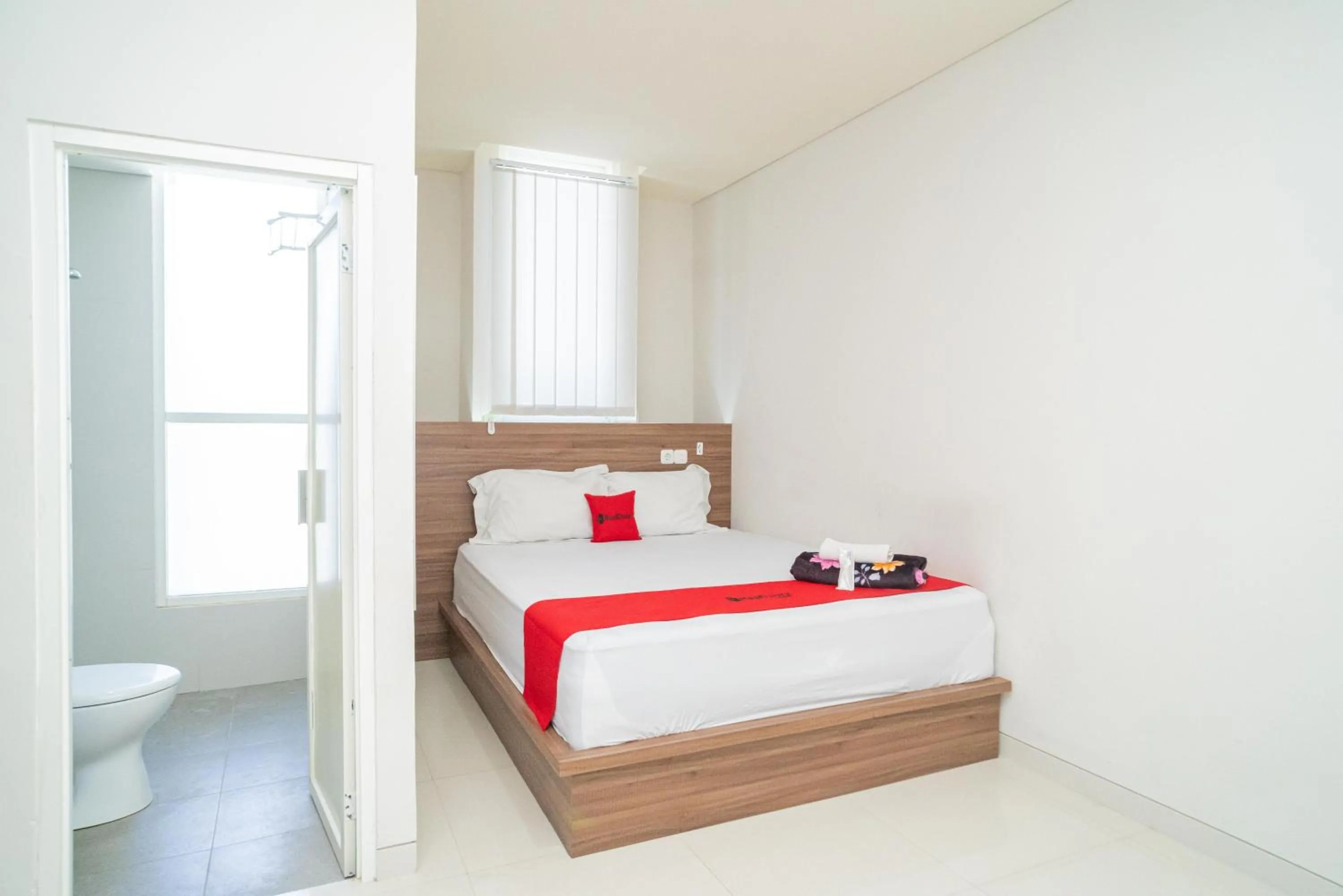 Deluxe Double Room in RedDoorz Plus @ Jalan Pemuda Timur Bojonegoro