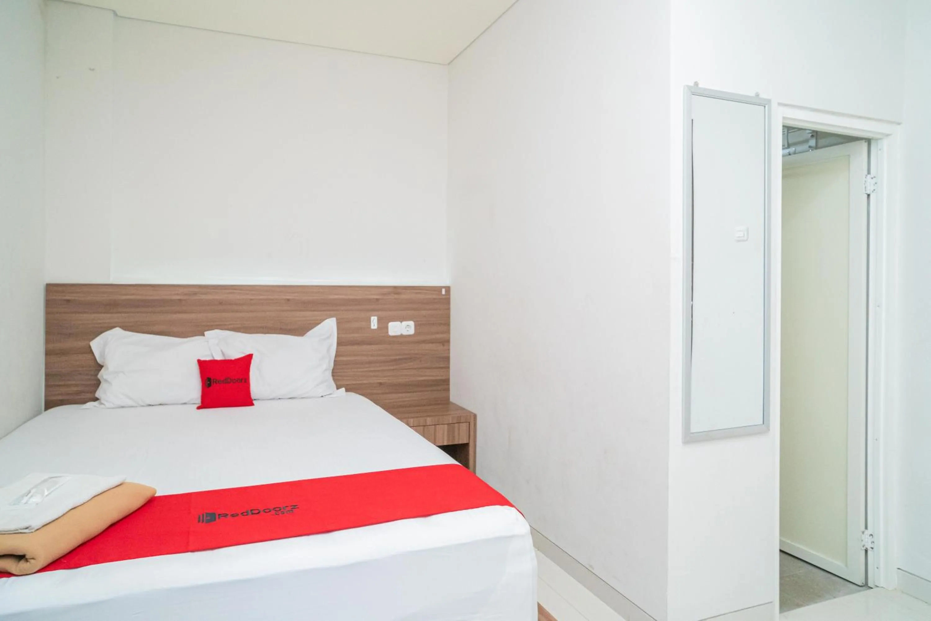 Standard Double Room in RedDoorz Plus @ Jalan Pemuda Timur Bojonegoro