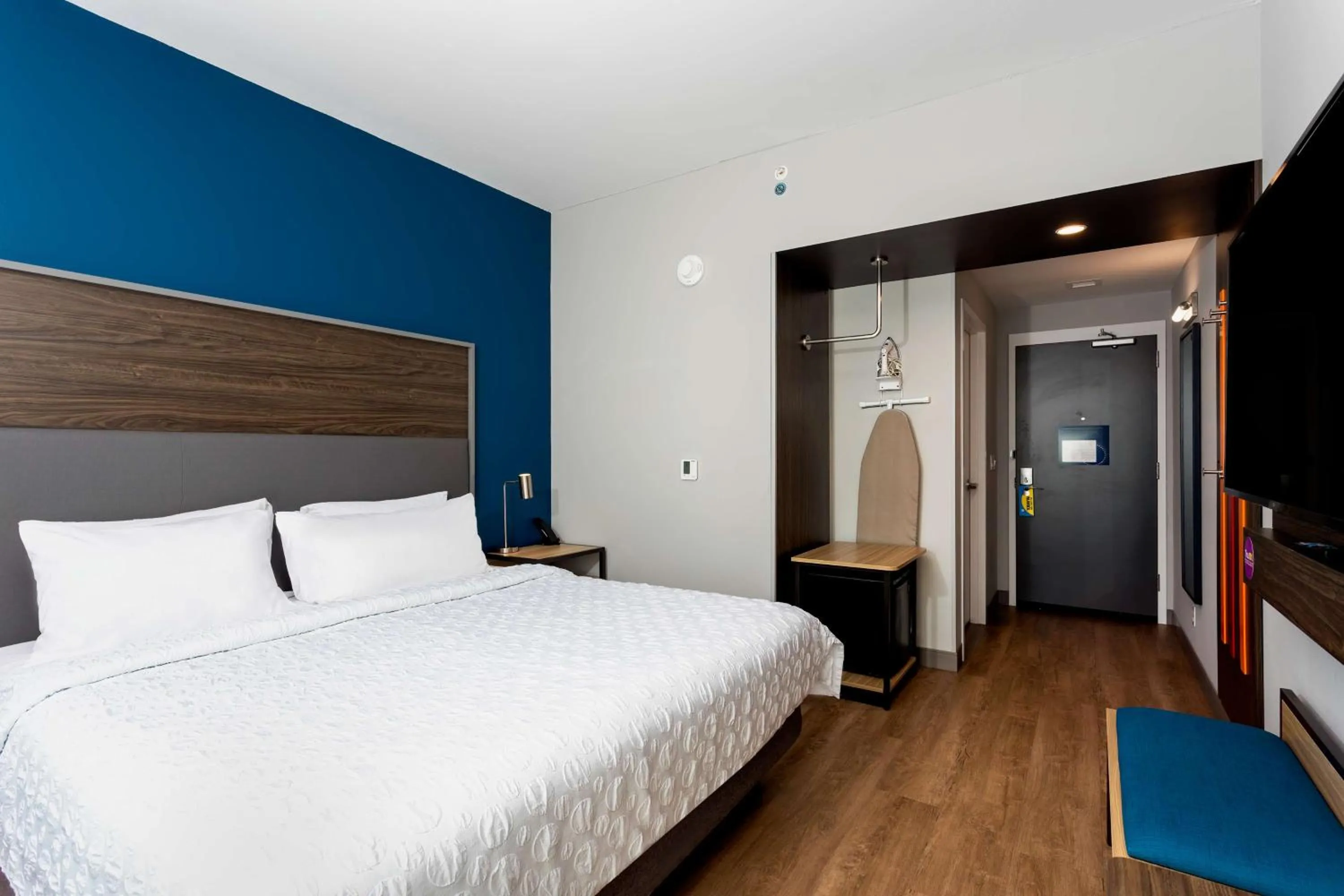 King Room with Walk-In Shower in Tru By Hilton Port St Lucie Tradition