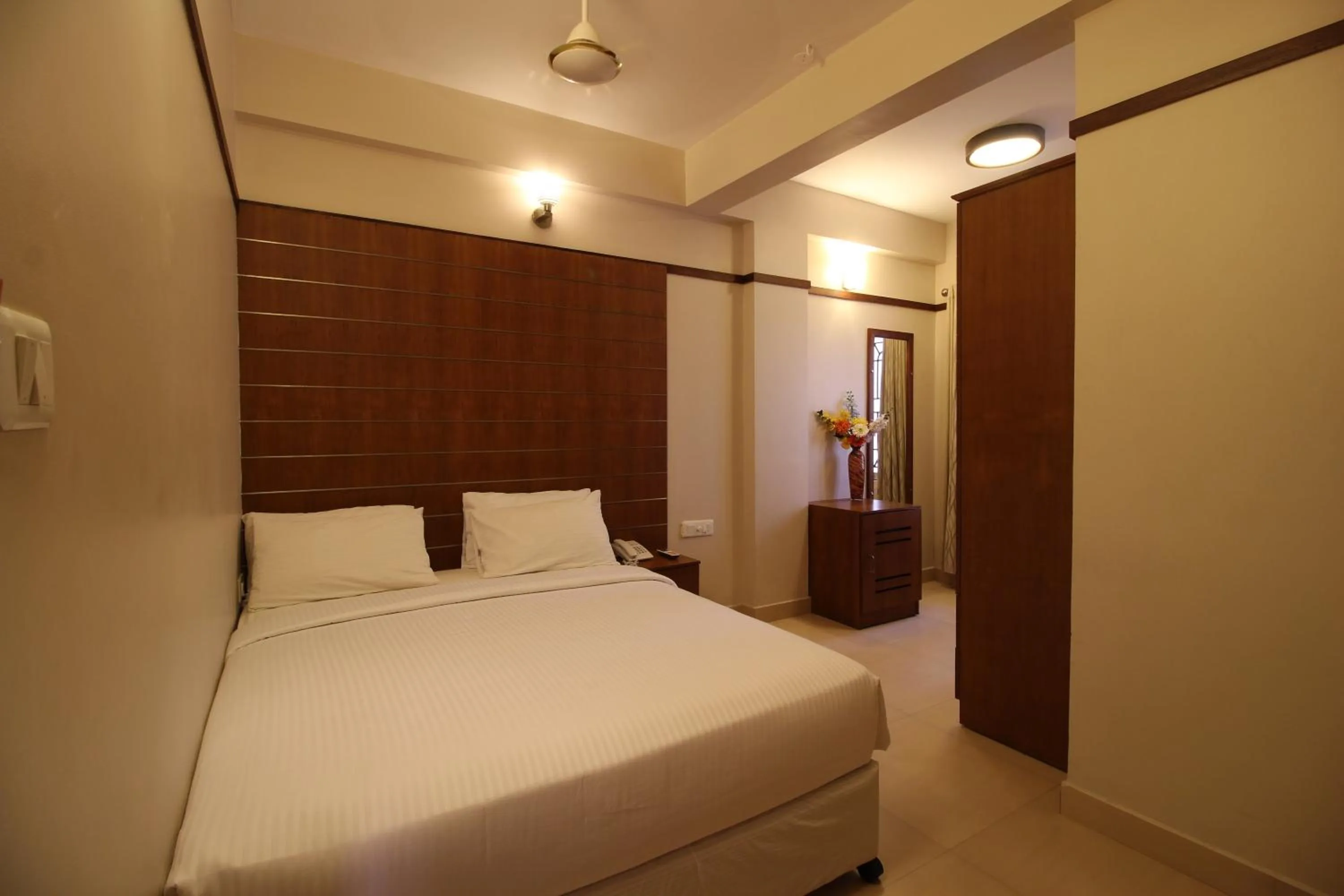 Deluxe Double Room in Srivar Hotels