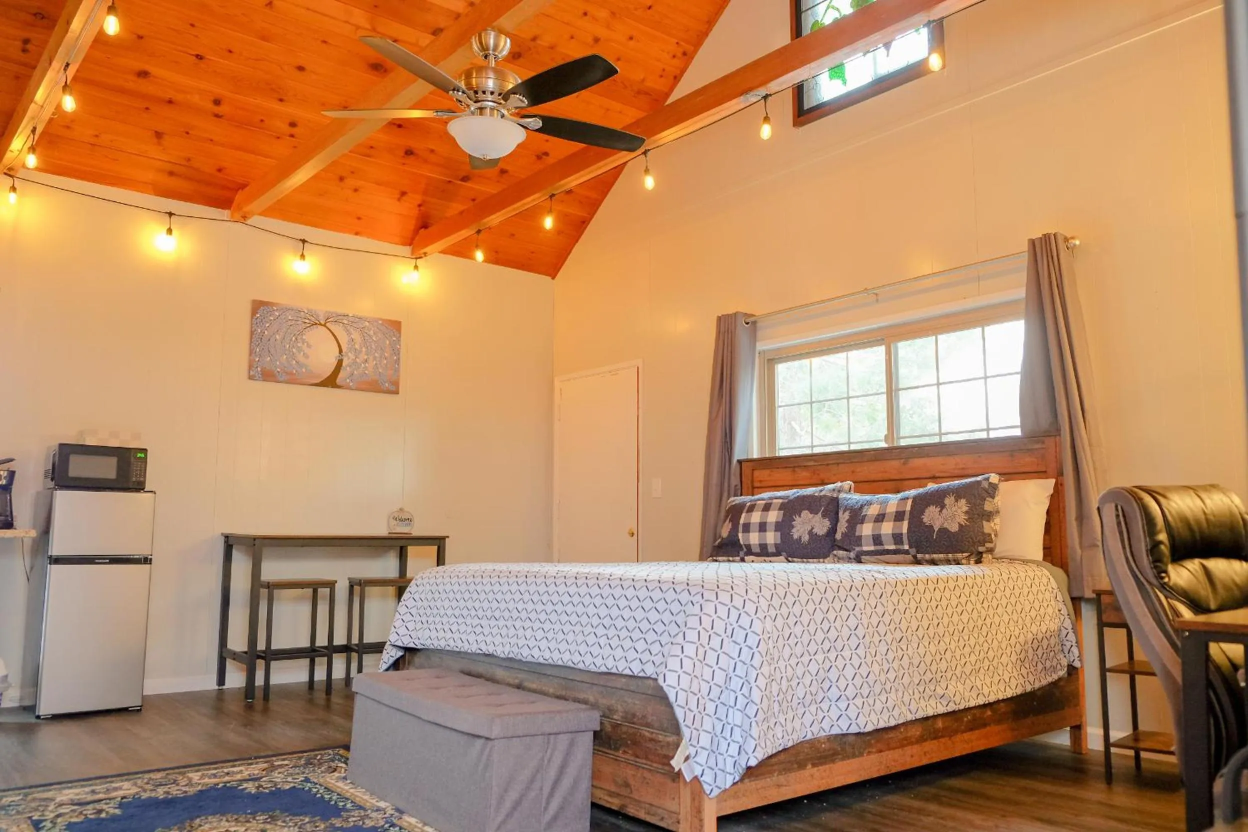 King Room with Balcony in Sherwood Arms Motel