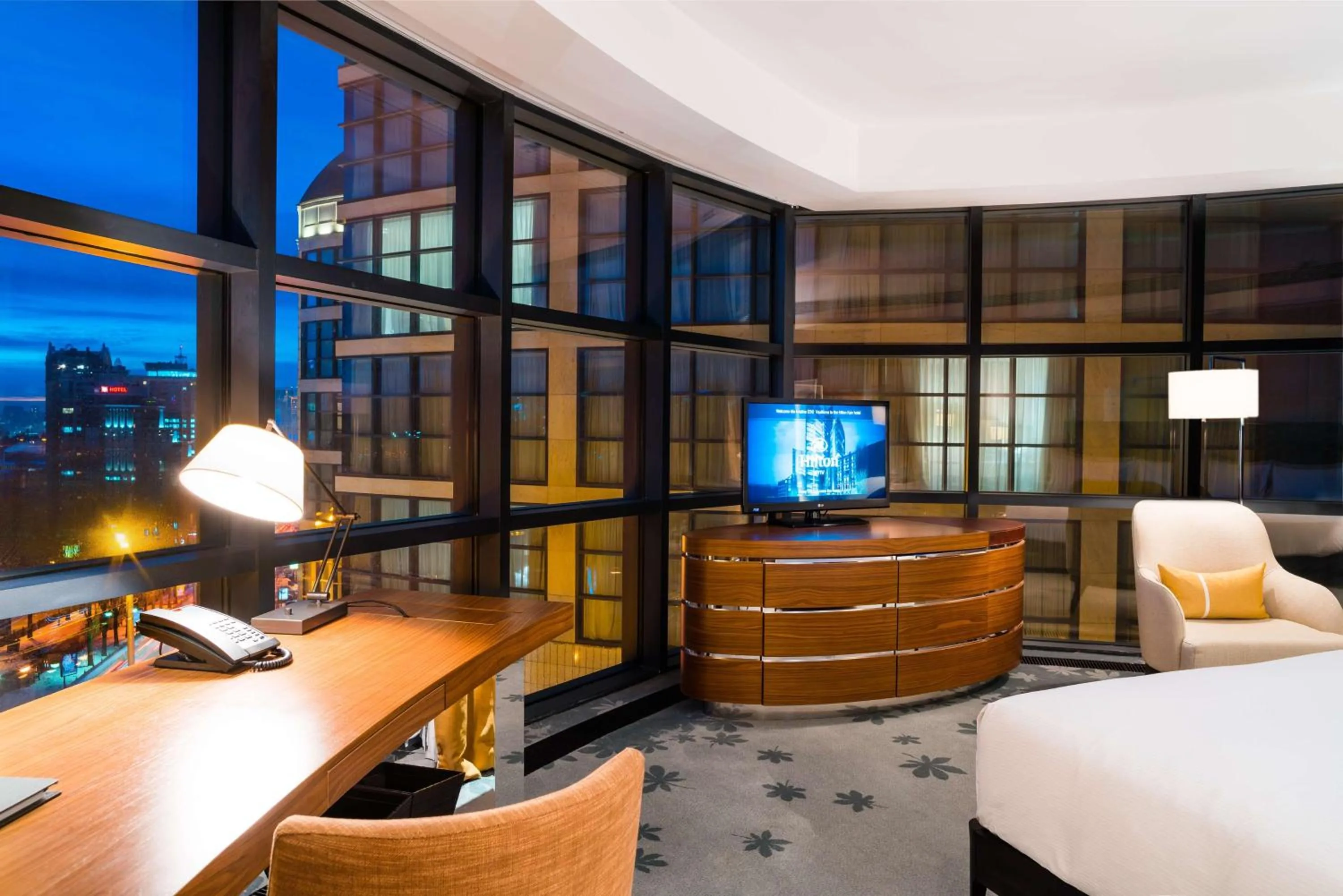 Executive Corner King Room with Panoramic View in Hilton Kyiv
