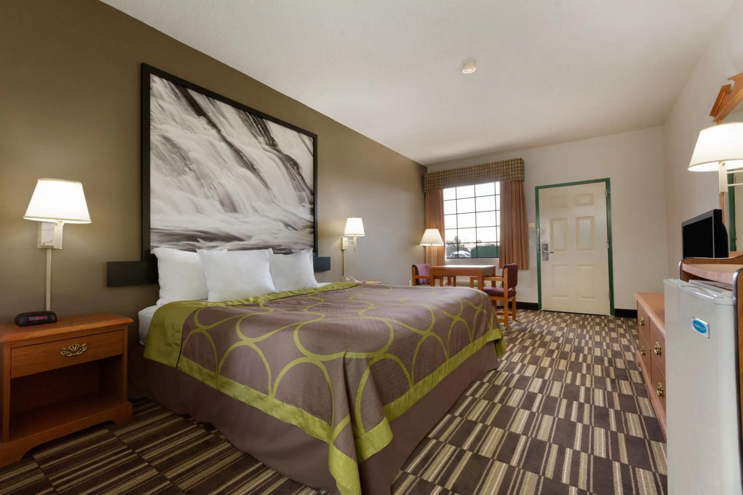 King Suite - Non-Smoking in Super 8 by Wyndham Chatsworth/Dalton