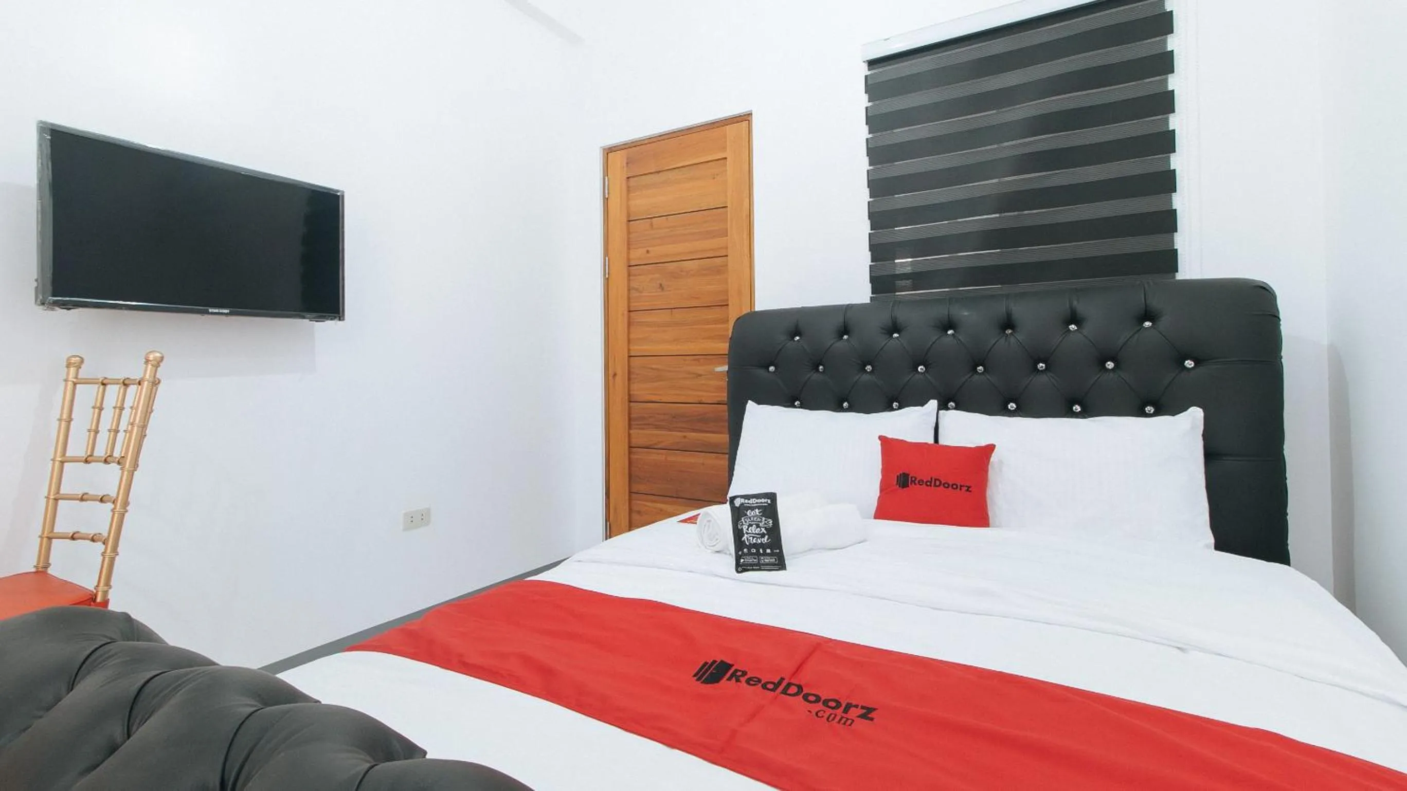 Deluxe Room in RedDoorz @ St. Catherine Residences Olongapo City