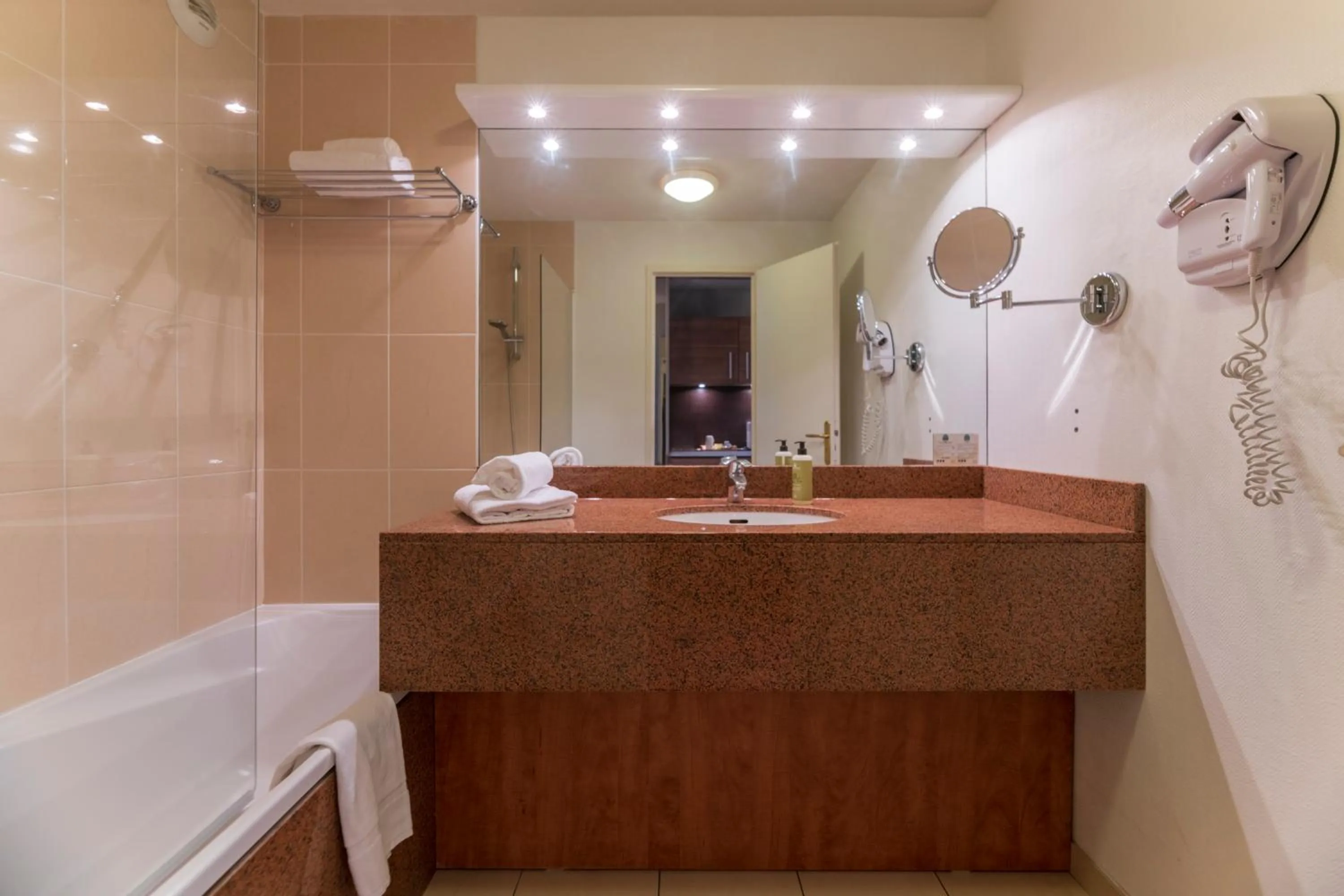 Standard Double Suite - 98 ft² in CERISE Bordeaux Mérignac Aéroport