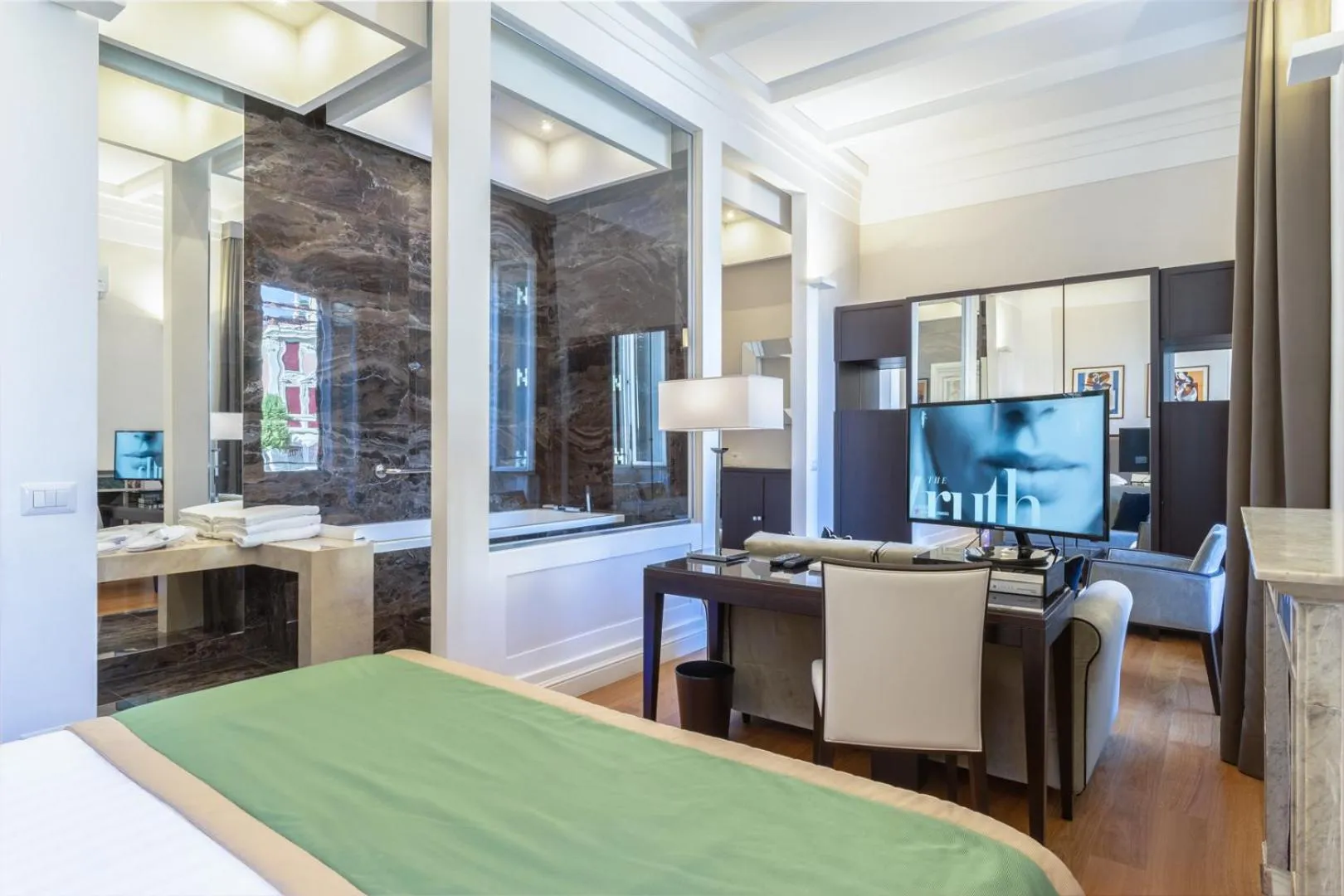 Triple Room with City View in Internazionale Domus