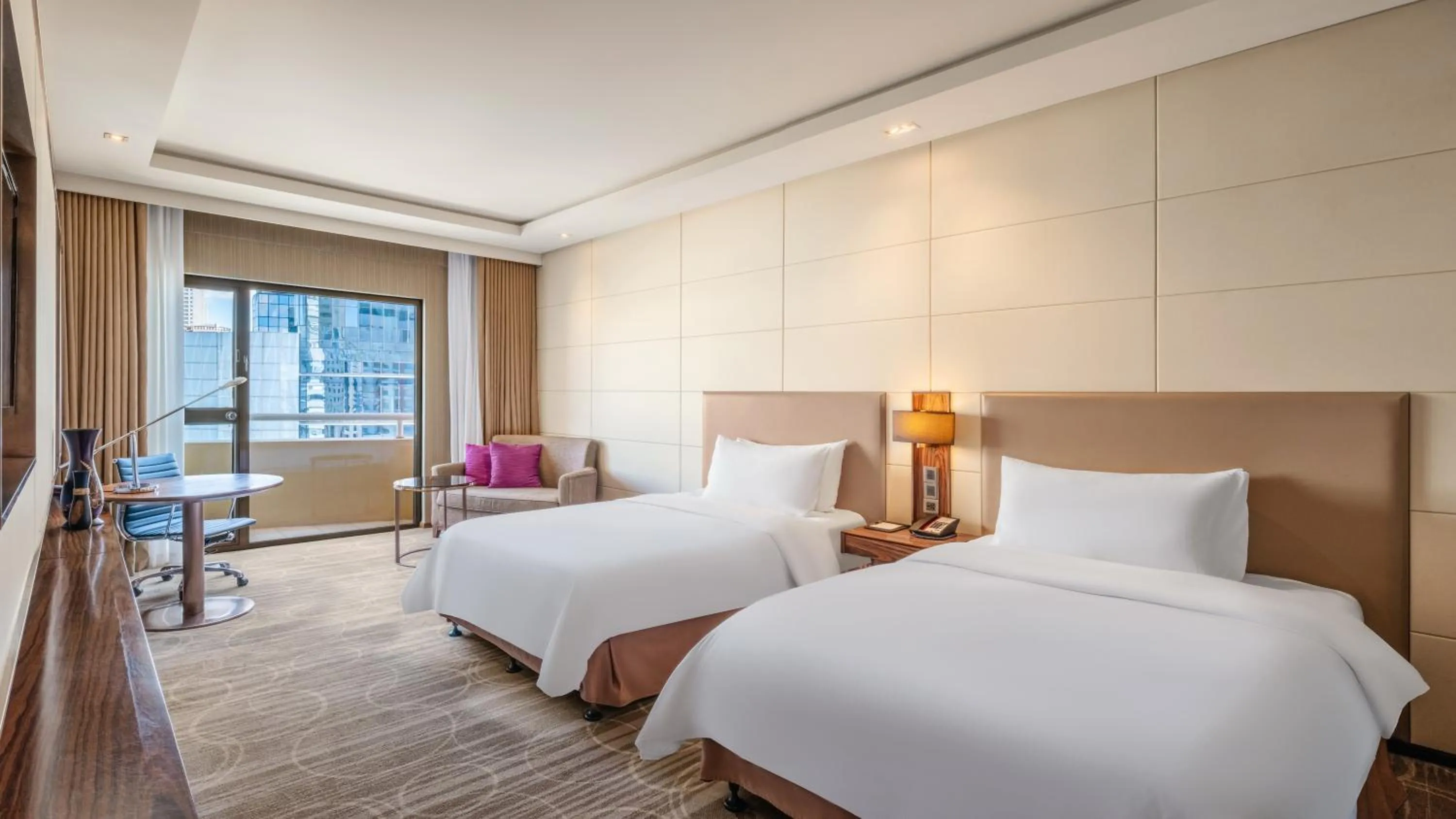 Premium Twin Room with Lounge Access in Crowne Plaza Kunming City Centre by IHG