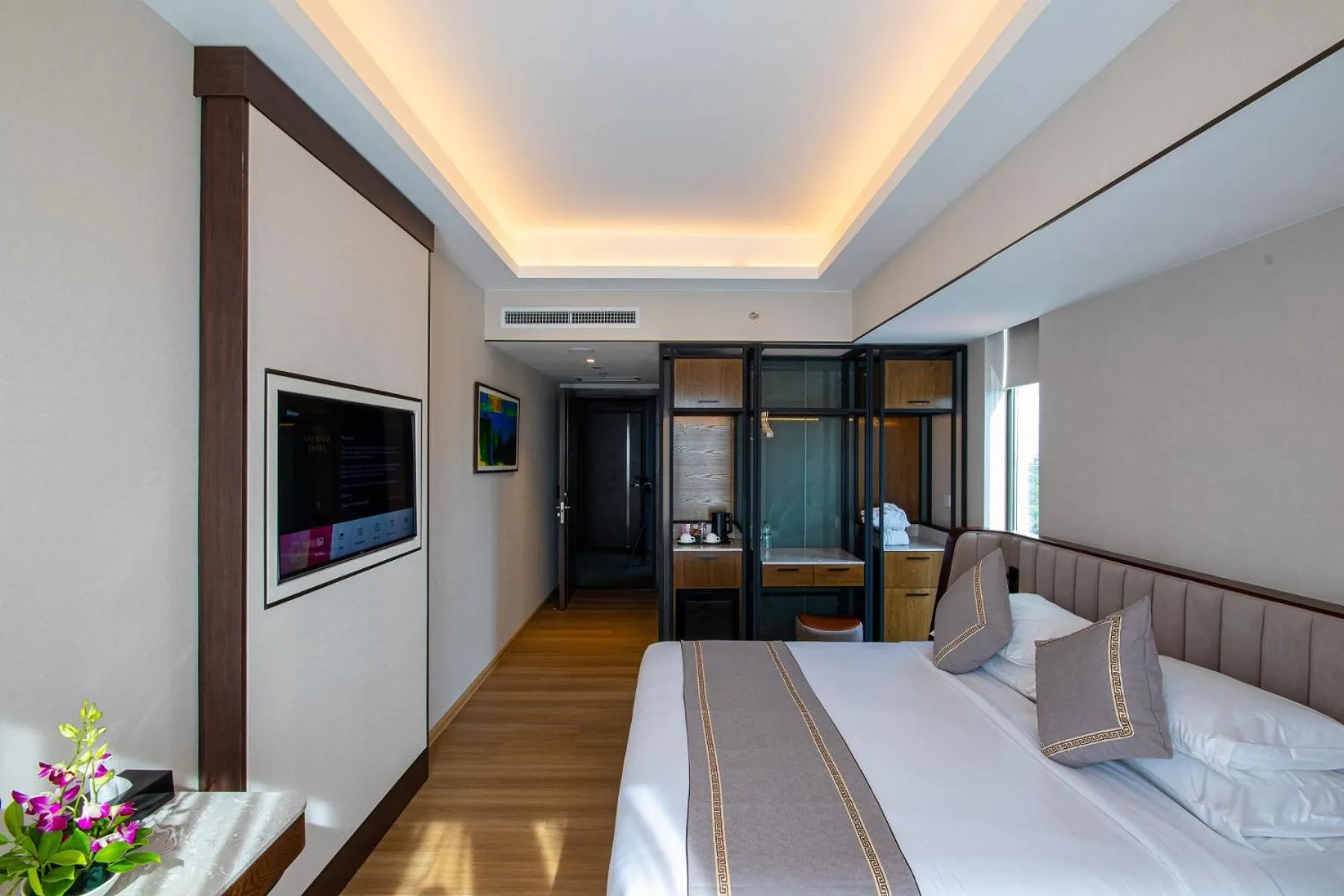 Deluxe King Room in Sayarsan Hotel Yangon