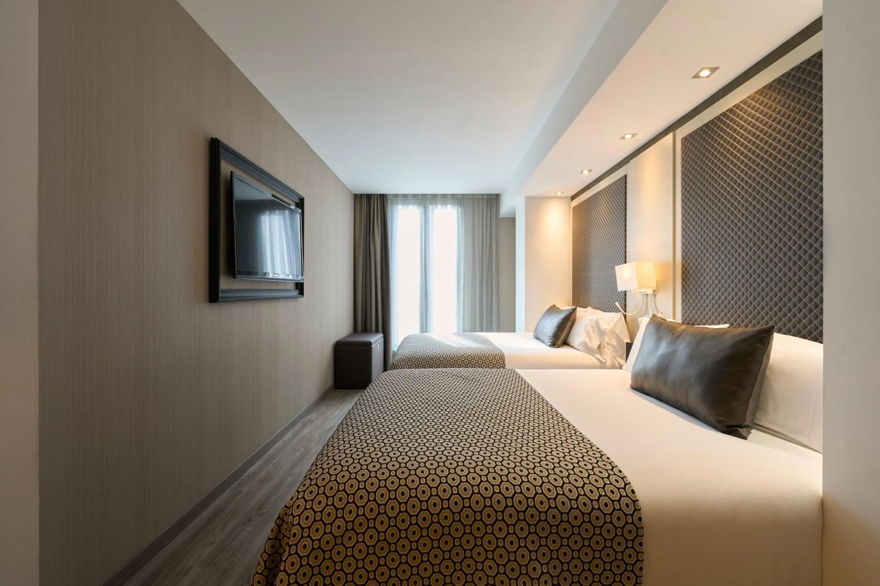 Family Room in Catalonia Square 4* Sup