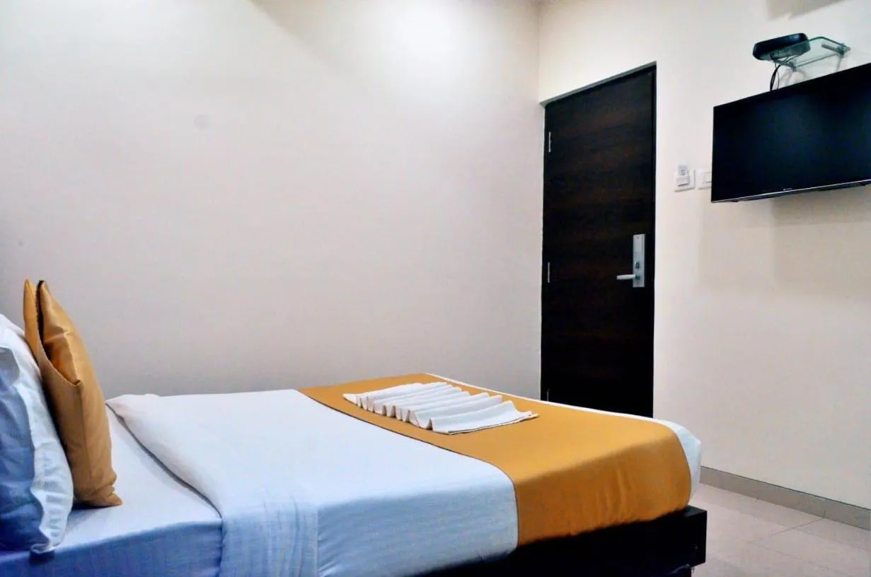 Single Room with Bathroom in THE BEST HOTEL MUMBAI